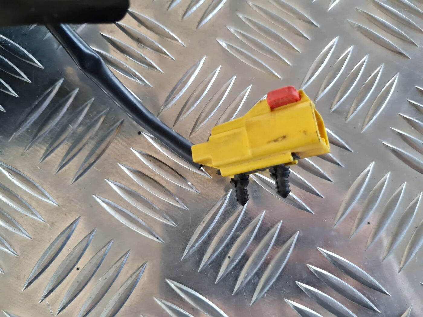 Šofera ceļgalu drošības spilvens priekš CHRYSLER VOYAGER 2006 6 Šofera ceļgalu drošības spilvens priekš CHRYSLER VOYAGER 2006