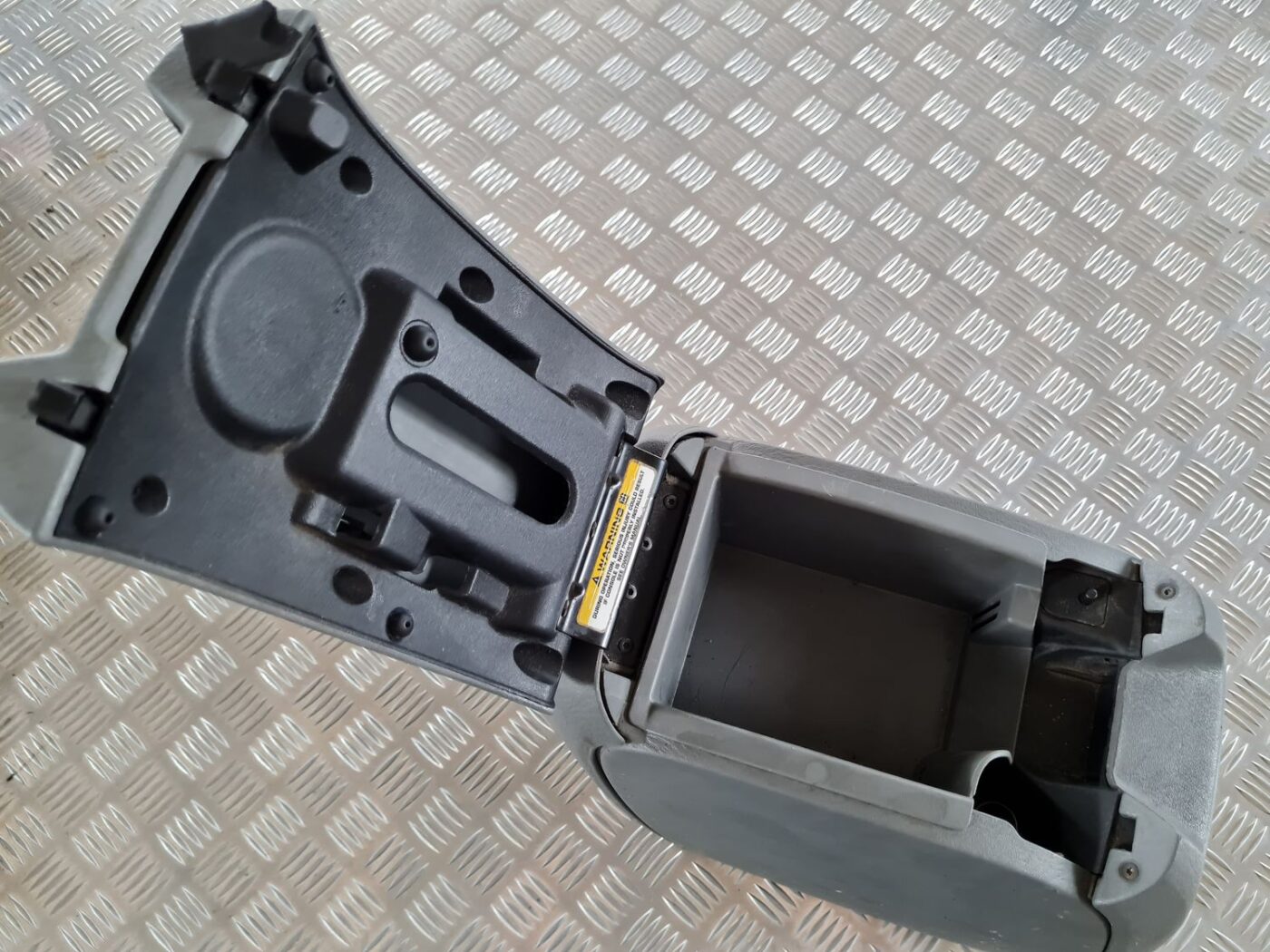 Centrālās konsoles apdares lielākā daļa priekš CHRYSLER VOYAGER 2006 2 Centrālās konsoles apdares lielākā daļa priekš CHRYSLER VOYAGER 2006