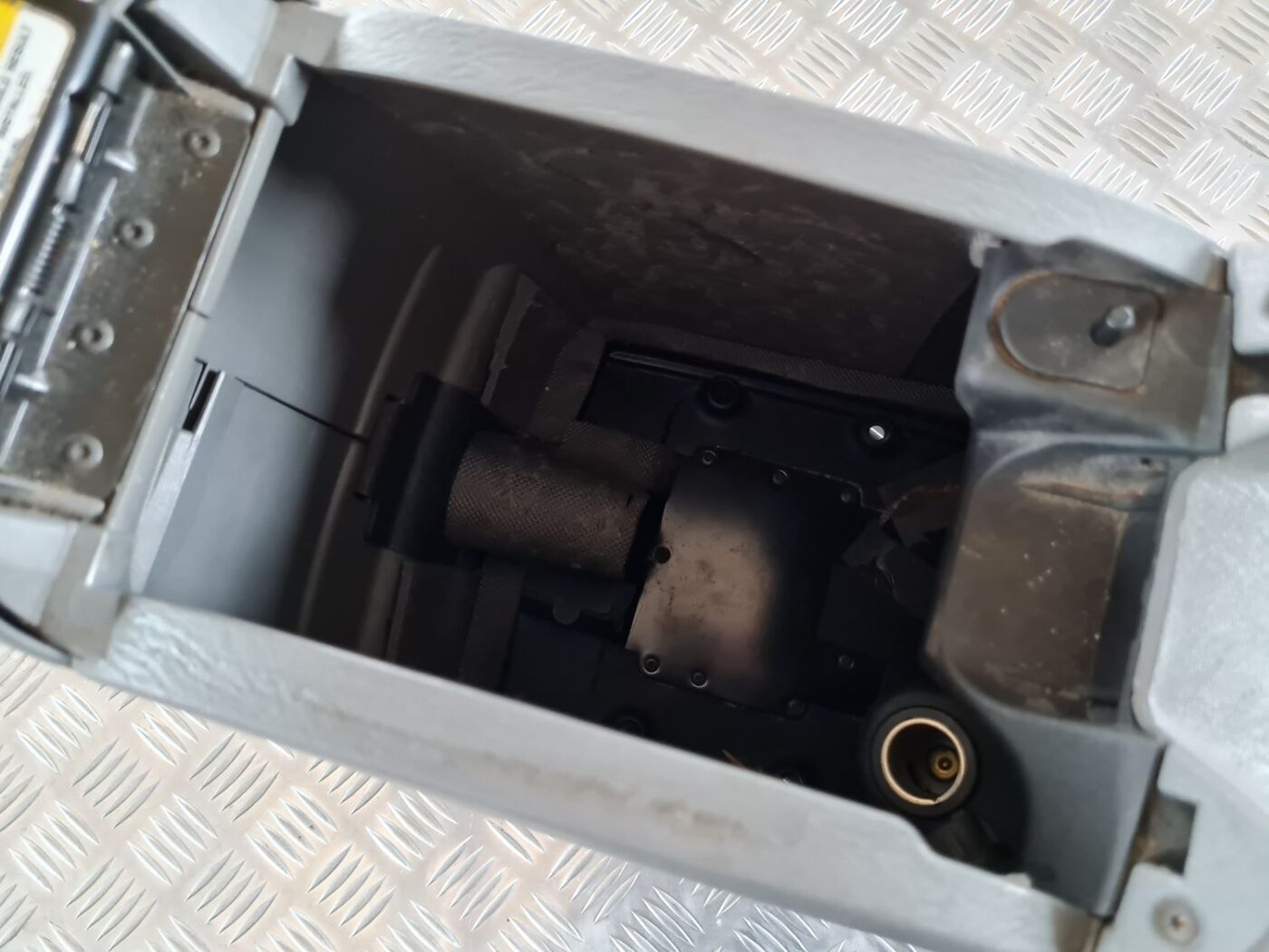 Centrālās konsoles apdares lielākā daļa priekš CHRYSLER VOYAGER 2006 9 Centrālās konsoles apdares lielākā daļa priekš CHRYSLER VOYAGER 2006