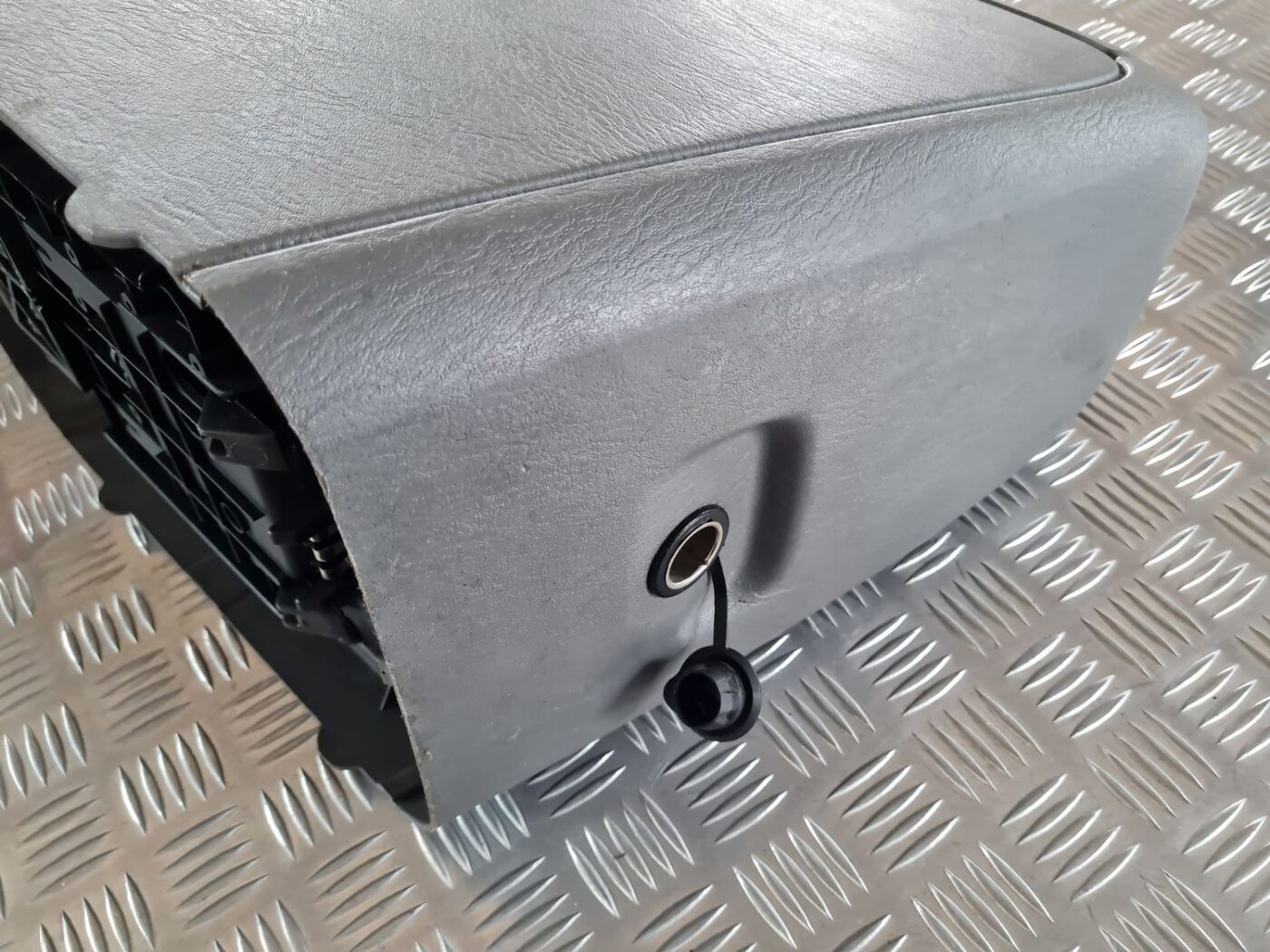 Centrālās konsoles apdares lielākā daļa priekš CHRYSLER VOYAGER 2006 6 Centrālās konsoles apdares lielākā daļa priekš CHRYSLER VOYAGER 2006