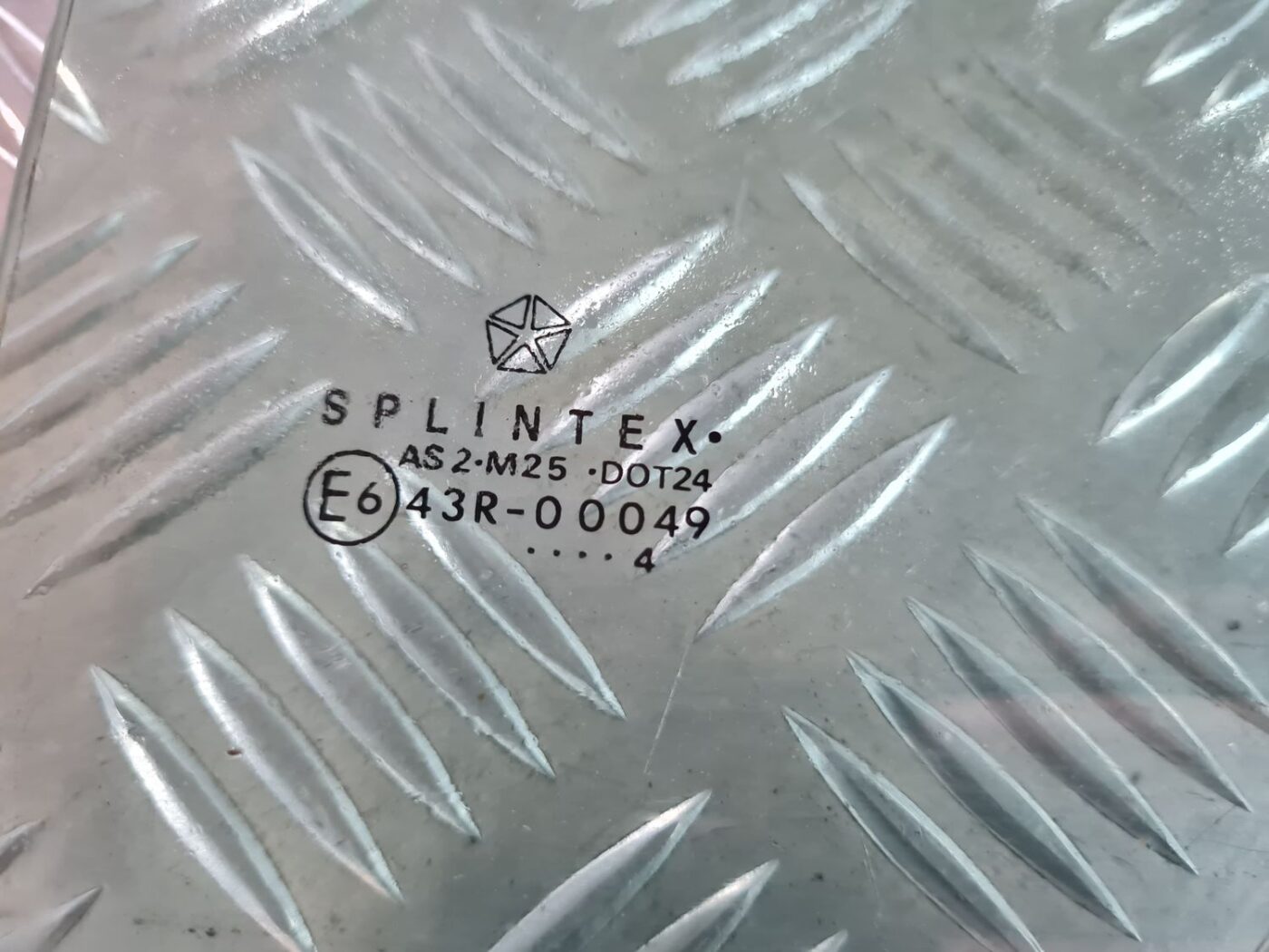 Priekšējo labo durvju stikls priekš CHRYSLER VOYAGER 2006 2 Priekšējo labo durvju stikls priekš CHRYSLER VOYAGER 2006