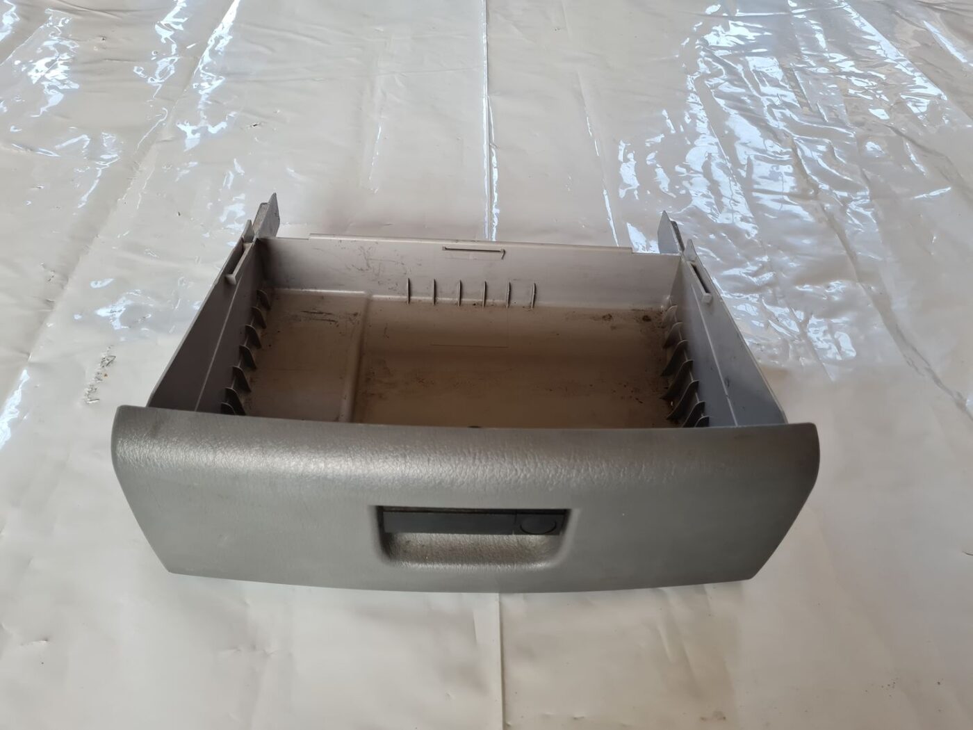 Mantu glabāšanas nodalījums pasažiera pusē priekš CHRYSLER VOYAGER 2006 2 Mantu glabāšanas nodalījums pasažiera pusē priekš CHRYSLER VOYAGER 2006