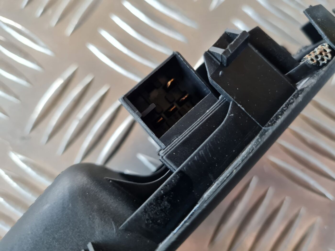 Salona durvju rokturis, aizmugures labais priekš VW GOLF IV 1999 4 Salona durvju rokturis, aizmugures labais priekš VW GOLF IV 1999