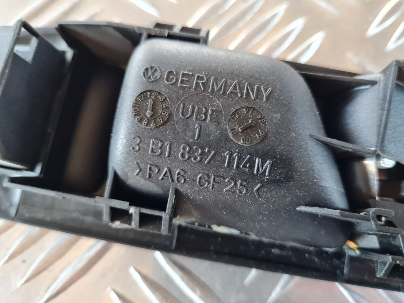 Salona durvju rokturis, priekšējais labais priekš VW GOLF IV 1999 3 Salona durvju rokturis, priekšējais labais priekš VW GOLF IV 1999