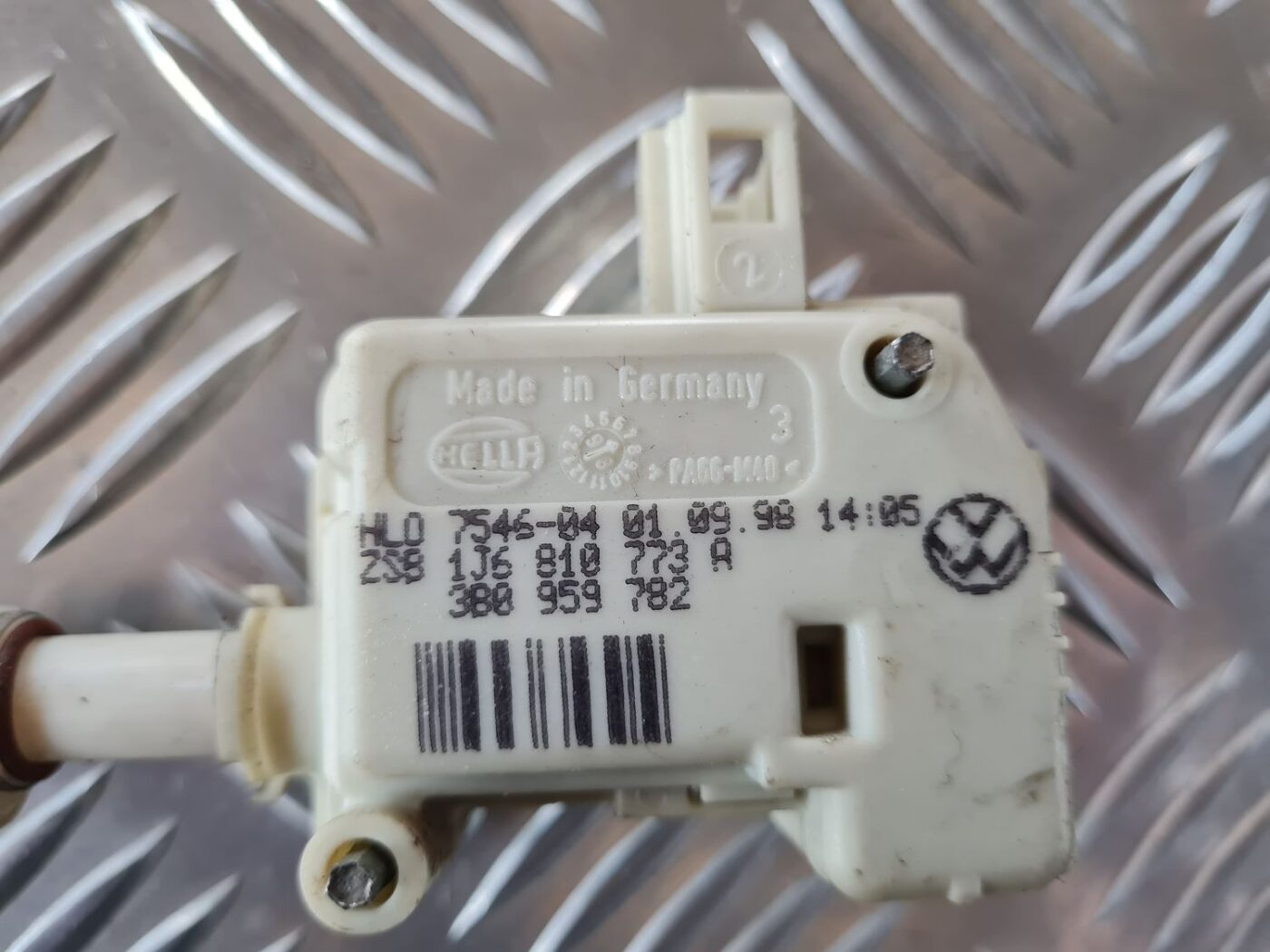 Degvielas tvertnes vāka slēdzene priekš VW GOLF IV 1999 2 Degvielas tvertnes vāka slēdzene priekš VW GOLF IV 1999