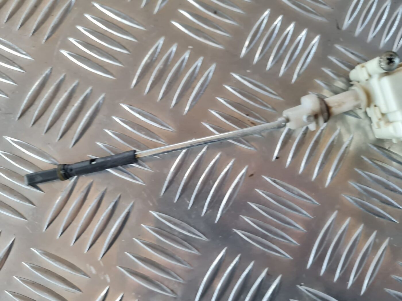 Degvielas tvertnes vāka slēdzene priekš VW GOLF IV 1999 3 Degvielas tvertnes vāka slēdzene priekš VW GOLF IV 1999