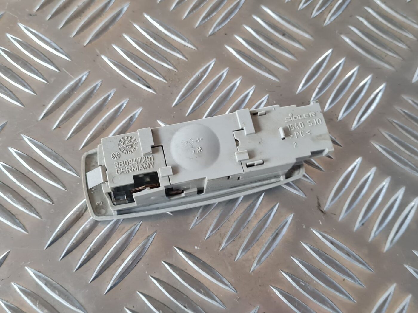 Aizmugurējo sēdvietu apgaismojums priekš VW GOLF IV 1999 2 Aizmugurējo sēdvietu apgaismojums priekš VW GOLF IV 1999