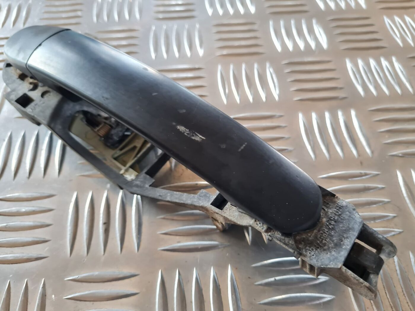 Aizmugurējais kreisais durvju rokturis priekš VW GOLF IV 1999 2 Aizmugurējais kreisais durvju rokturis priekš VW GOLF IV 1999