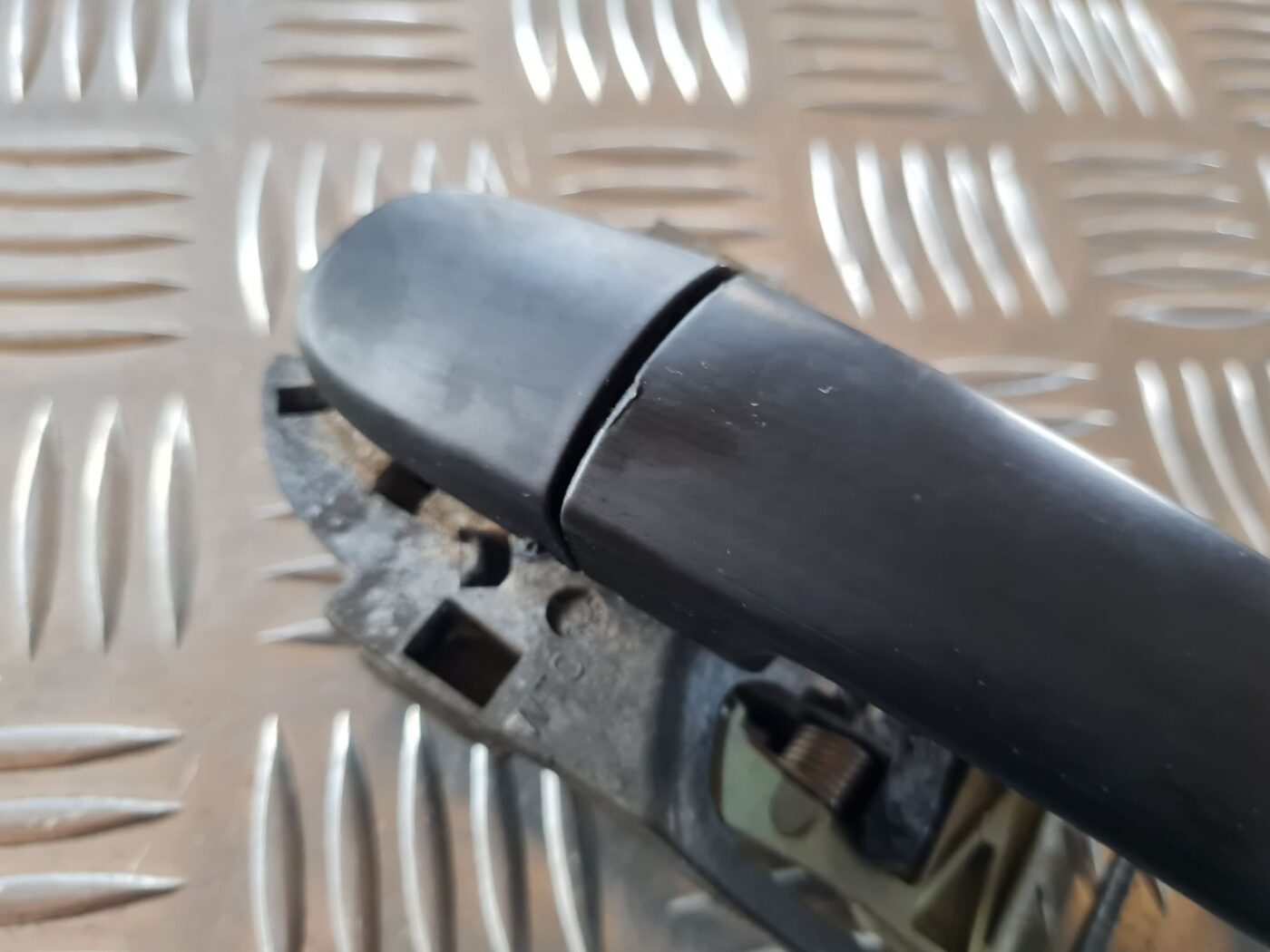 Aizmugurējais kreisais durvju rokturis priekš VW GOLF IV 1999 7 Aizmugurējais kreisais durvju rokturis priekš VW GOLF IV 1999