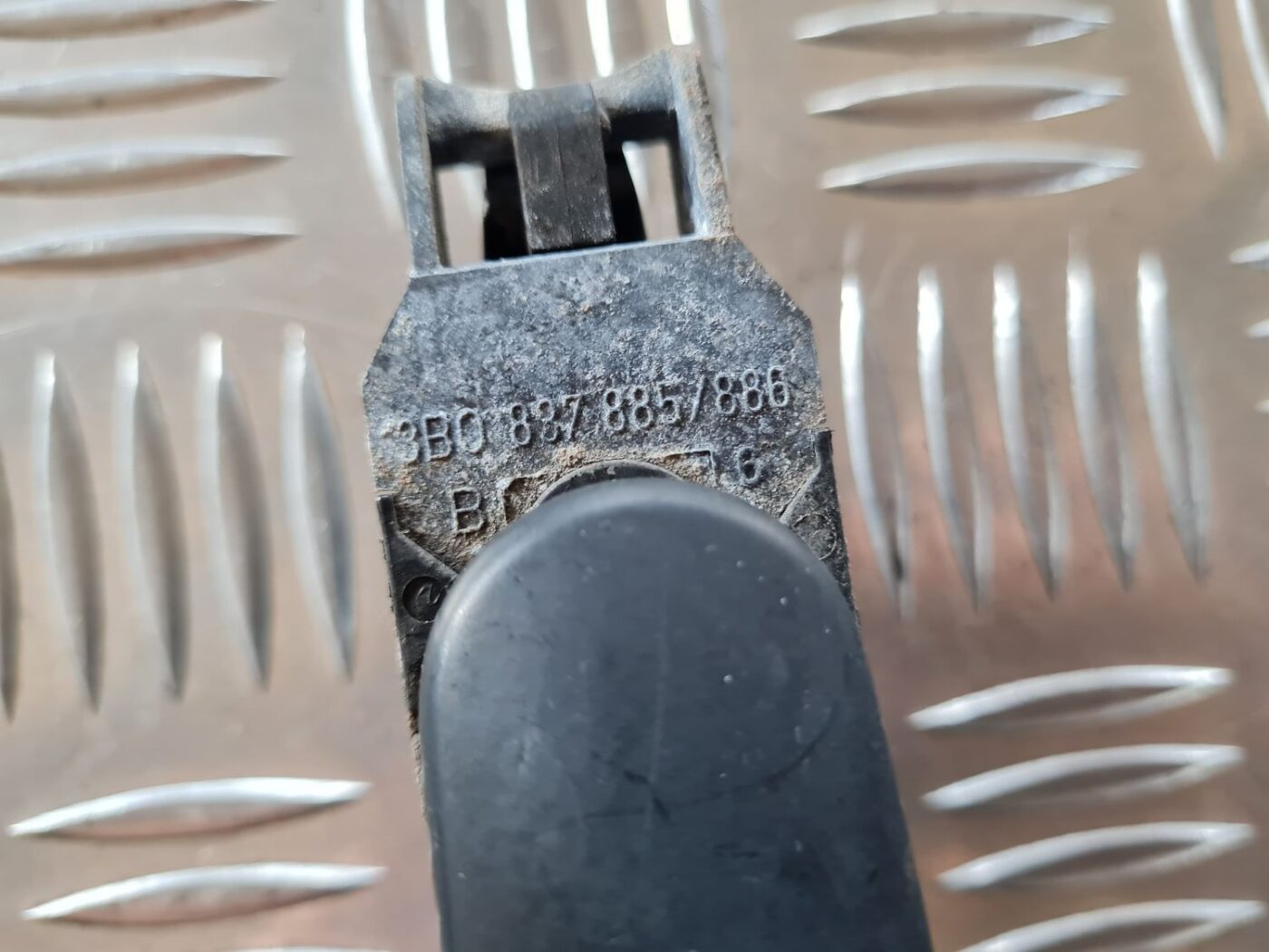 Aizmugurējais kreisais durvju rokturis priekš VW GOLF IV 1999 6 Aizmugurējais kreisais durvju rokturis priekš VW GOLF IV 1999