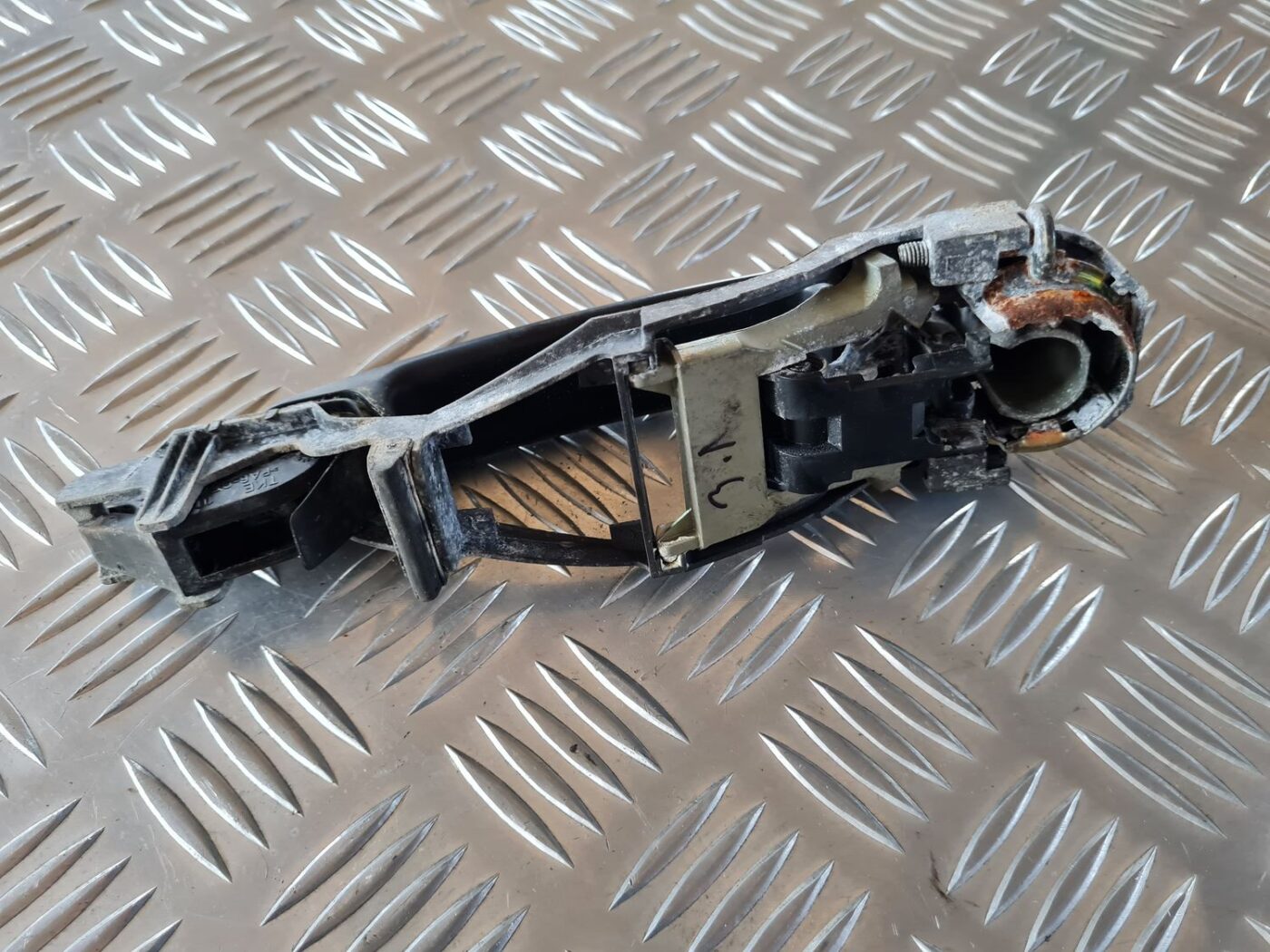 Aizmugurējais kreisais durvju rokturis priekš VW GOLF IV 1999 5 Aizmugurējais kreisais durvju rokturis priekš VW GOLF IV 1999