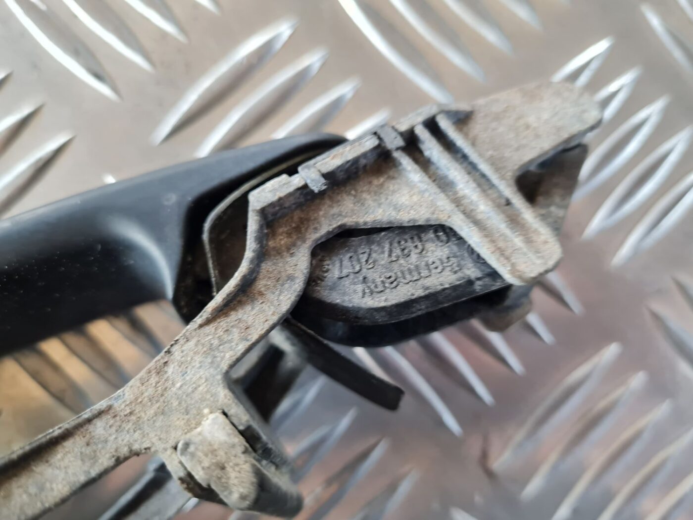 Aizmugurējais kreisais durvju rokturis priekš VW GOLF IV 1999 4 Aizmugurējais kreisais durvju rokturis priekš VW GOLF IV 1999