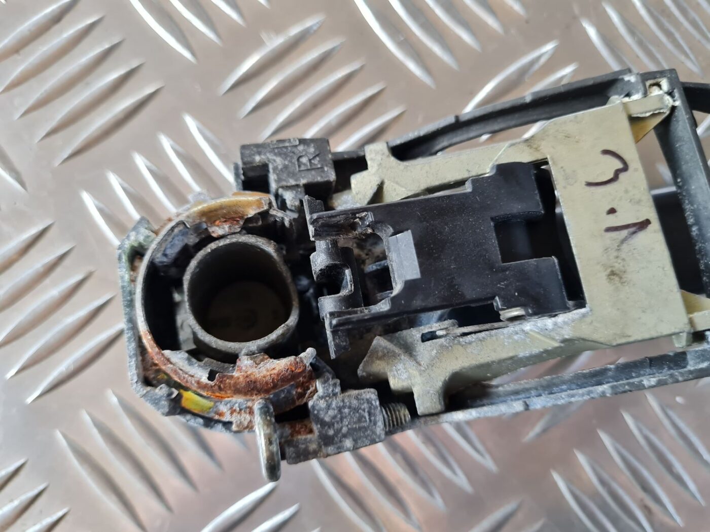 Aizmugurējais kreisais durvju rokturis priekš VW GOLF IV 1999 3 Aizmugurējais kreisais durvju rokturis priekš VW GOLF IV 1999