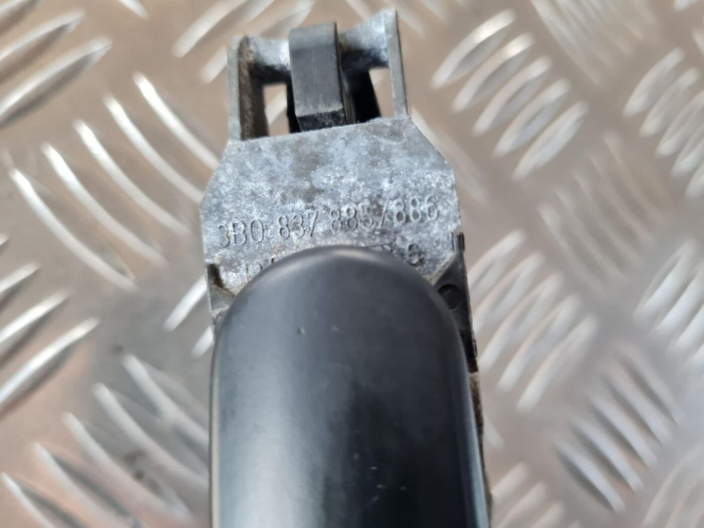 Priekšējāis kreisais durvju rokturis priekš VW GOLF IV 1999 5 Priekšējāis kreisais durvju rokturis priekš VW GOLF IV 1999