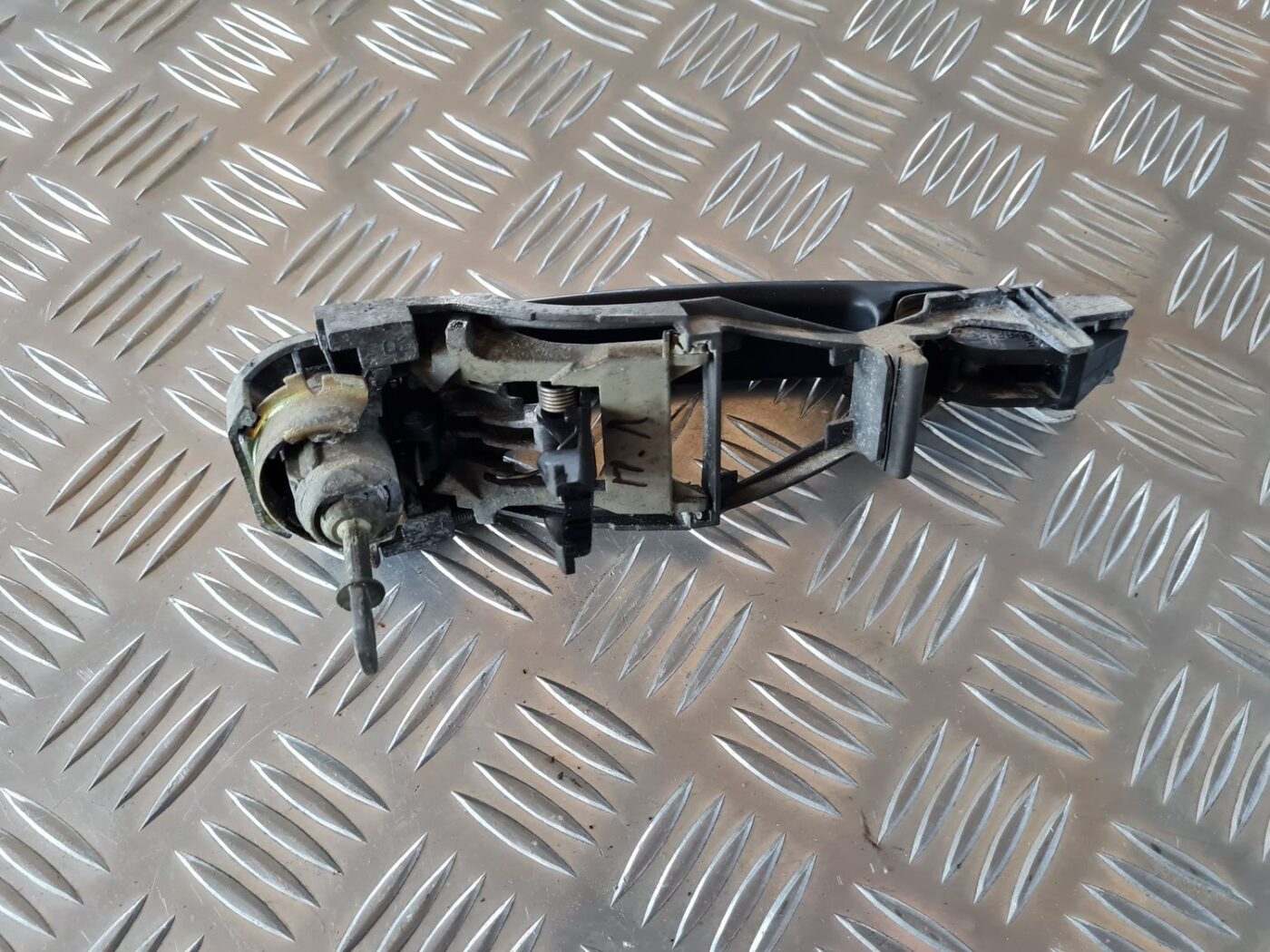 Priekšējāis kreisais durvju rokturis priekš VW GOLF IV 1999 4 Priekšējāis kreisais durvju rokturis priekš VW GOLF IV 1999