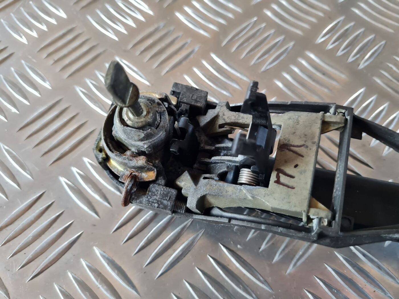 Priekšējāis kreisais durvju rokturis priekš VW GOLF IV 1999 3 Priekšējāis kreisais durvju rokturis priekš VW GOLF IV 1999