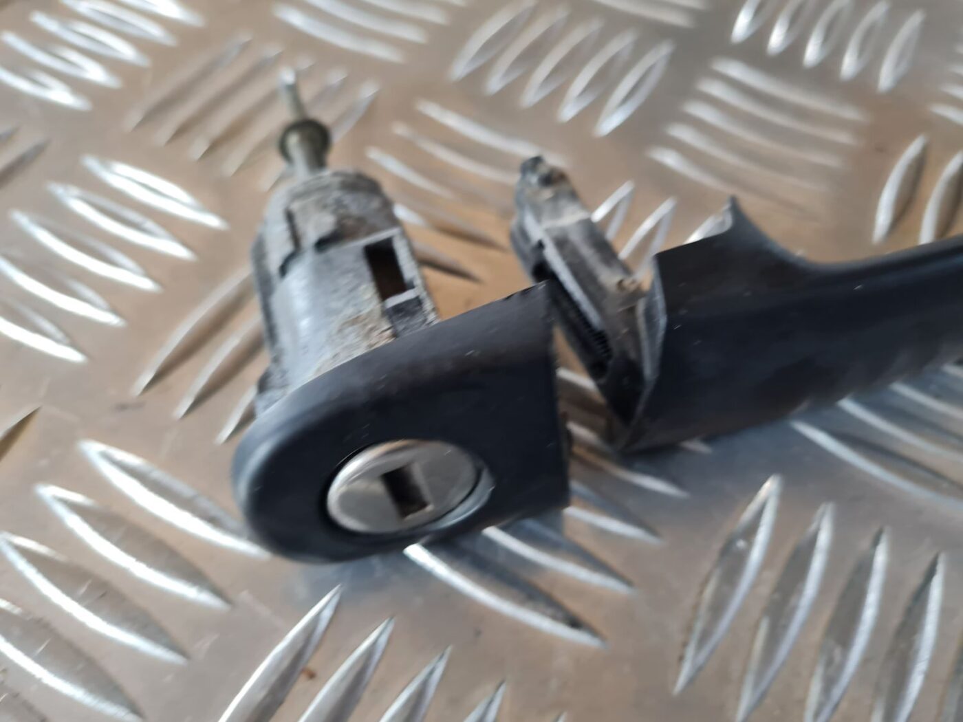 Priekšējāis labais durvju rokturis priekš VW GOLF IV 1999 2 Priekšējāis labais durvju rokturis priekš VW GOLF IV 1999