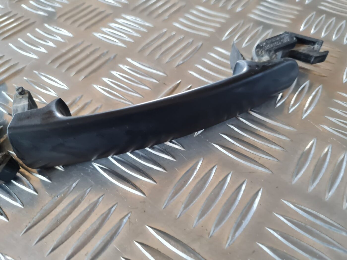 Priekšējāis labais durvju rokturis priekš VW GOLF IV 1999 6 Priekšējāis labais durvju rokturis priekš VW GOLF IV 1999