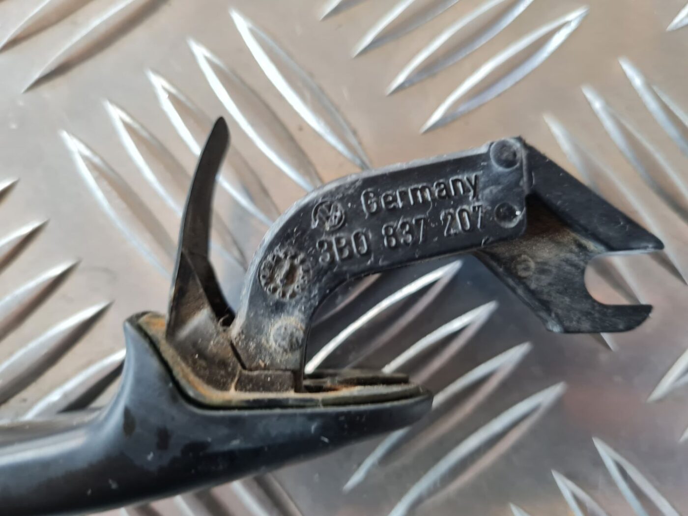 Priekšējāis labais durvju rokturis priekš VW GOLF IV 1999 5 Priekšējāis labais durvju rokturis priekš VW GOLF IV 1999