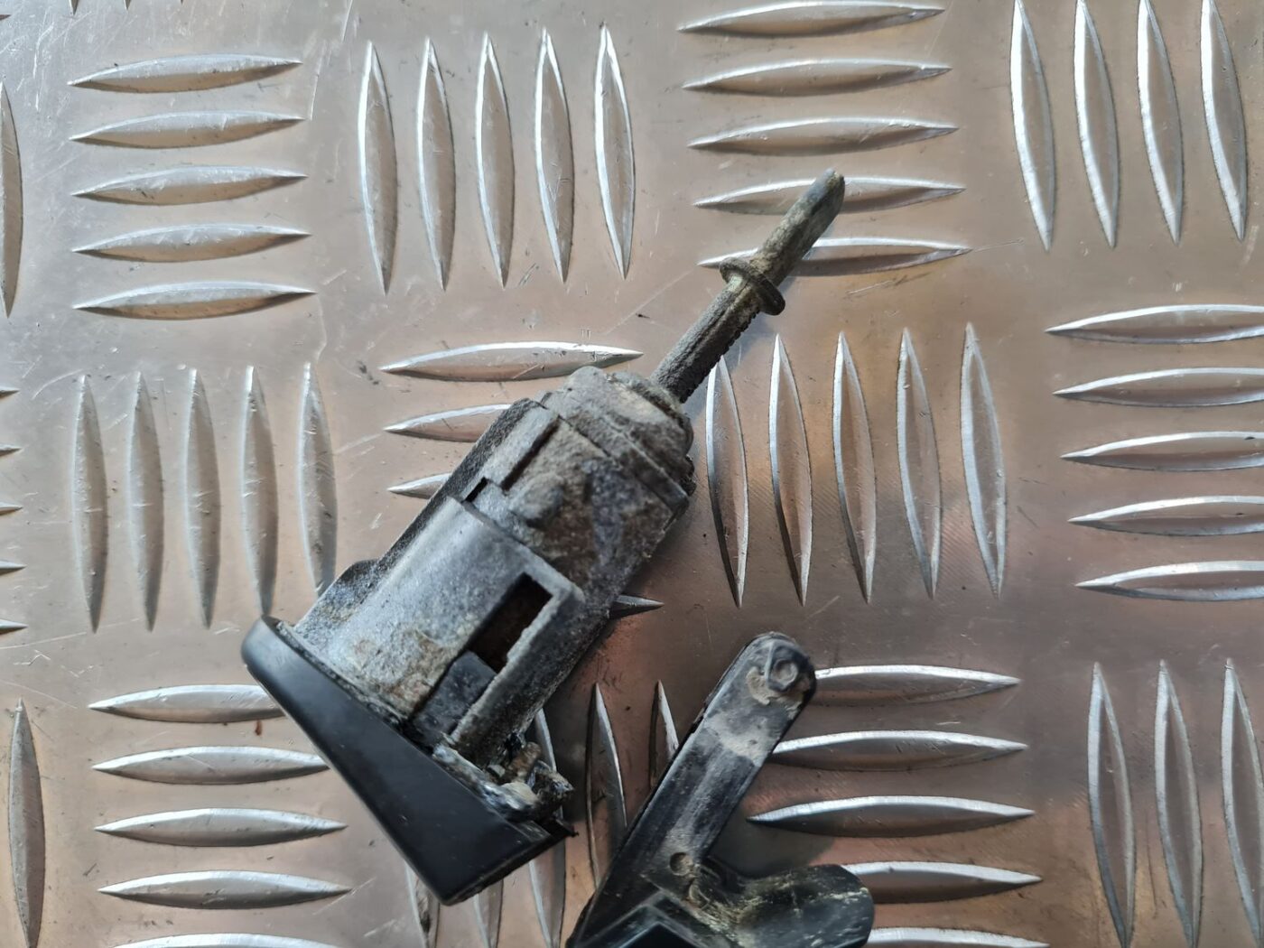 Priekšējāis labais durvju rokturis priekš VW GOLF IV 1999 4 Priekšējāis labais durvju rokturis priekš VW GOLF IV 1999