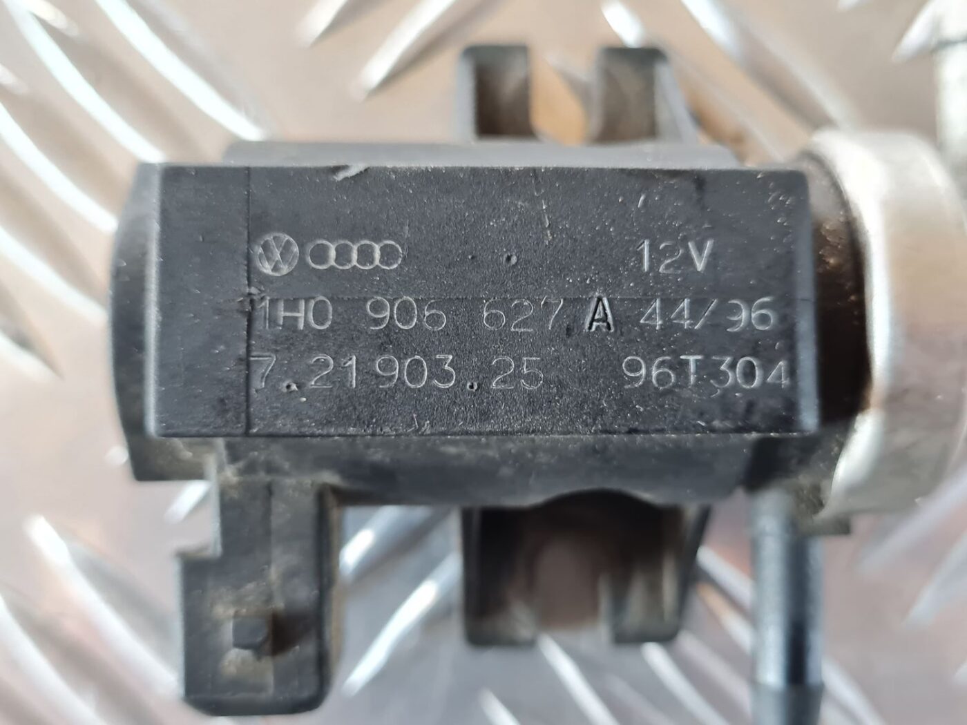 Solenoīda vakuuma vārsts priekš VW GOLF IV 1999 2 Solenoīda vakuuma vārsts priekš VW GOLF IV 1999