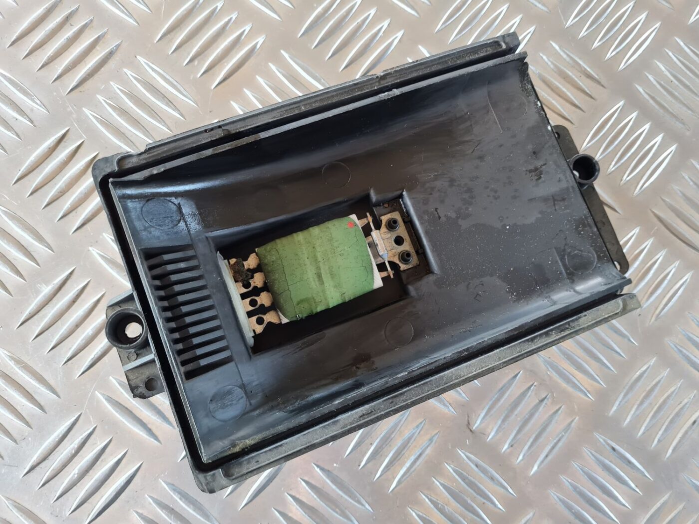 Salona ventilatora rezistors priekš VW GOLF IV 1999 2 Salona ventilatora rezistors priekš VW GOLF IV 1999