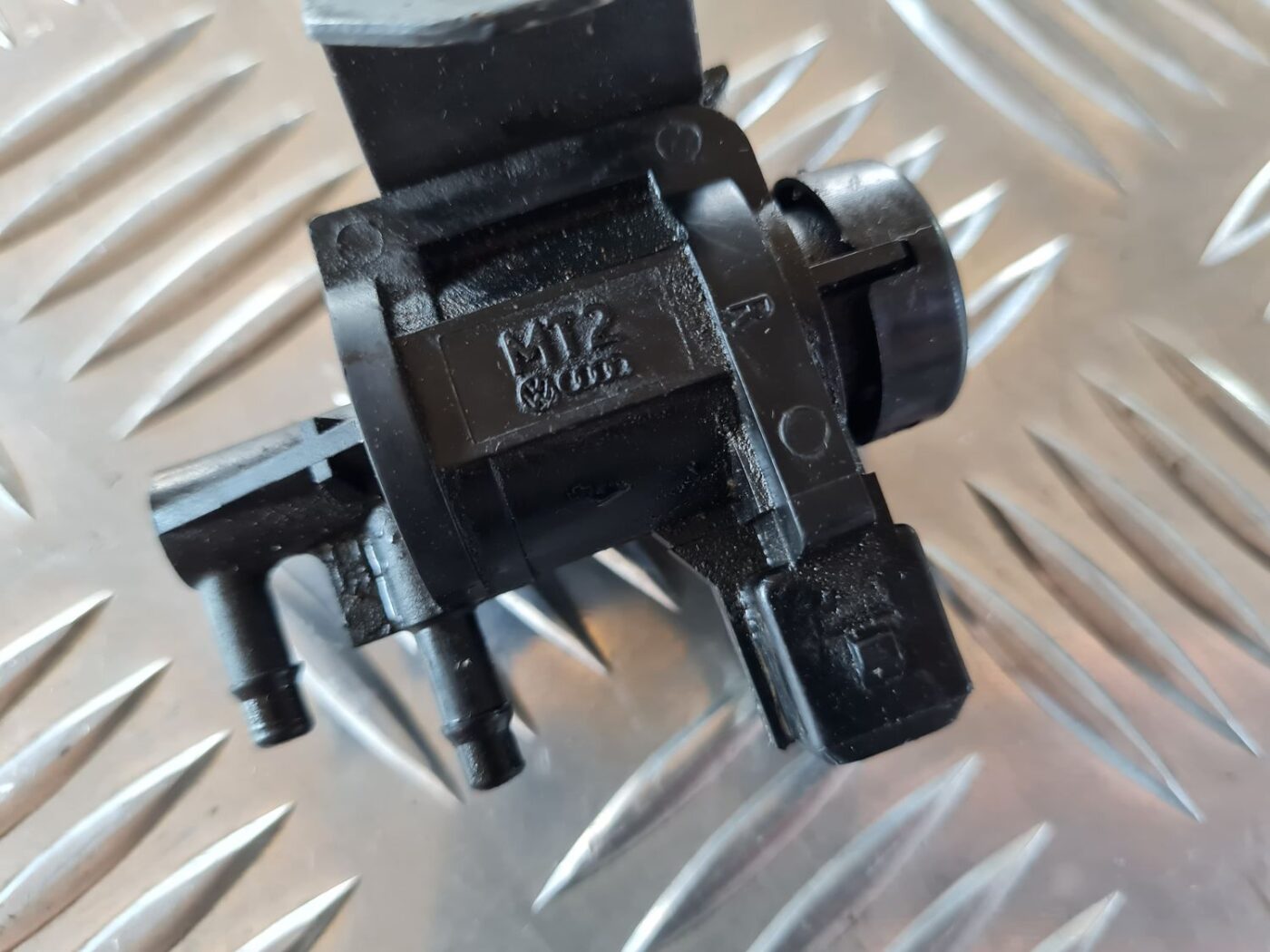 Solenoīda vakuuma vārsts priekš VW GOLF IV 1999 2 Solenoīda vakuuma vārsts priekš VW GOLF IV 1999