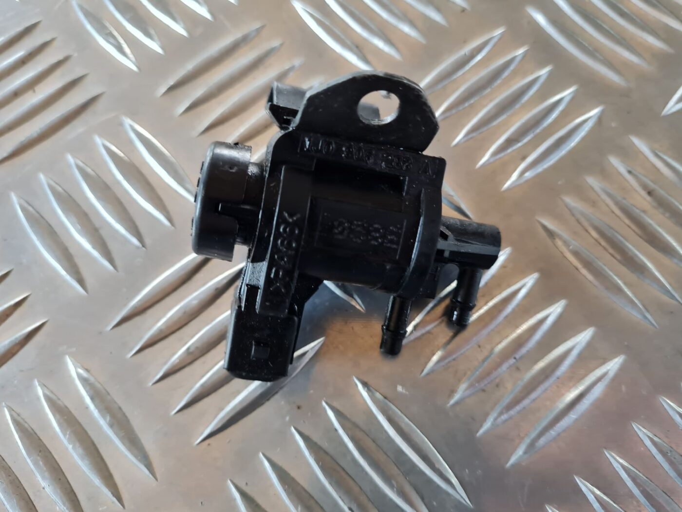 Solenoīda vakuuma vārsts priekš VW GOLF IV 1999 4 Solenoīda vakuuma vārsts priekš VW GOLF IV 1999