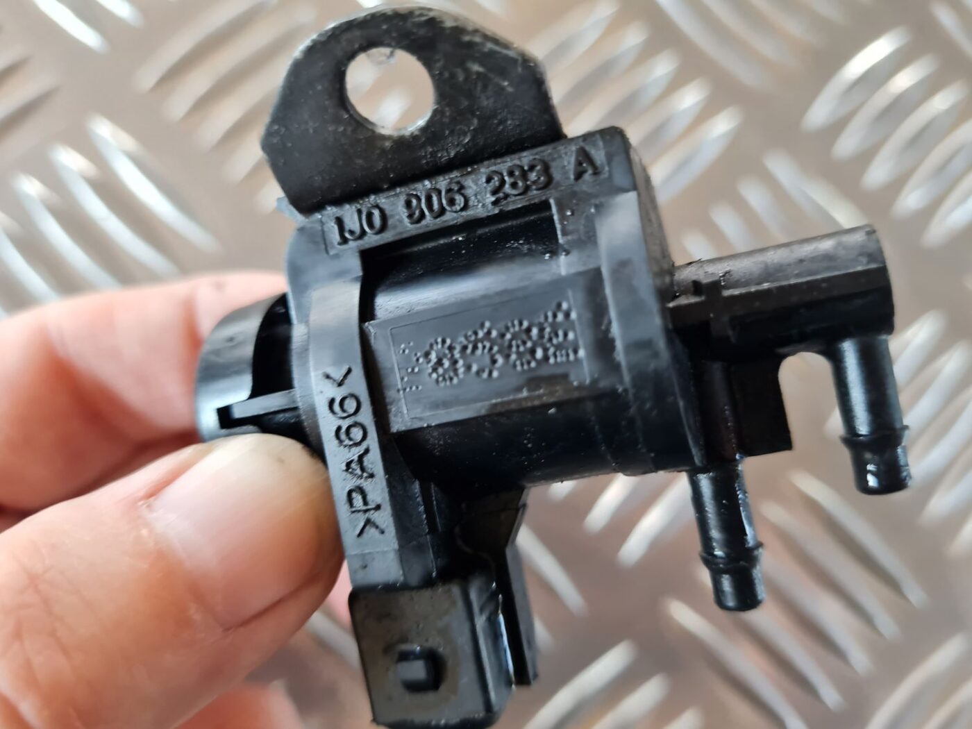 Solenoīda vakuuma vārsts priekš VW GOLF IV 1999 3 Solenoīda vakuuma vārsts priekš VW GOLF IV 1999
