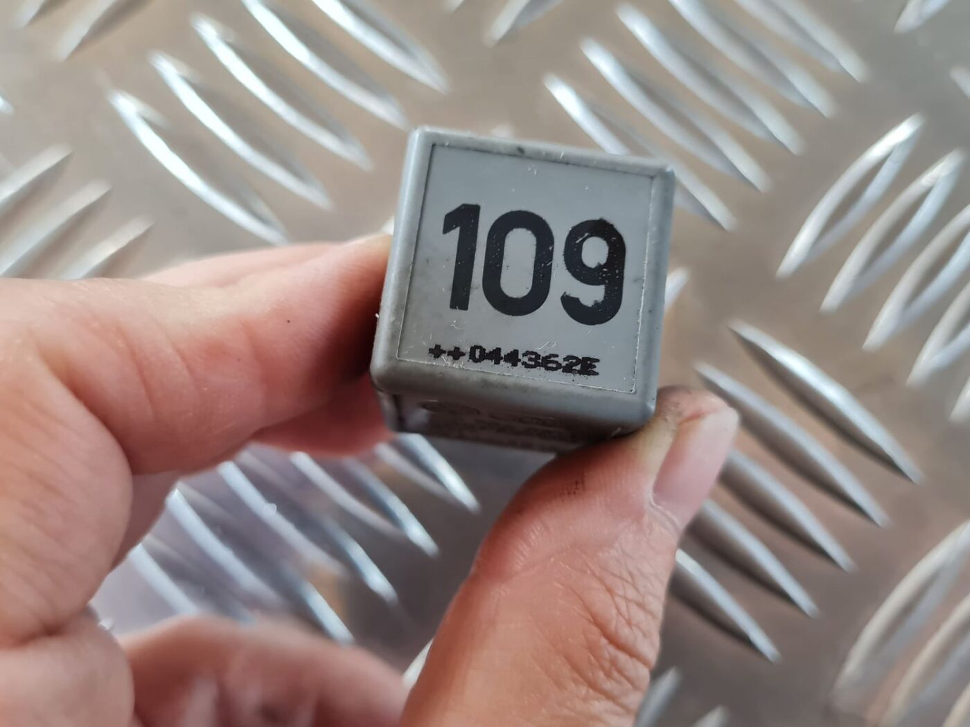 Drošinātāju releja priekš VW GOLF IV 1999 2 Drošinātāju releja priekš VW GOLF IV 1999