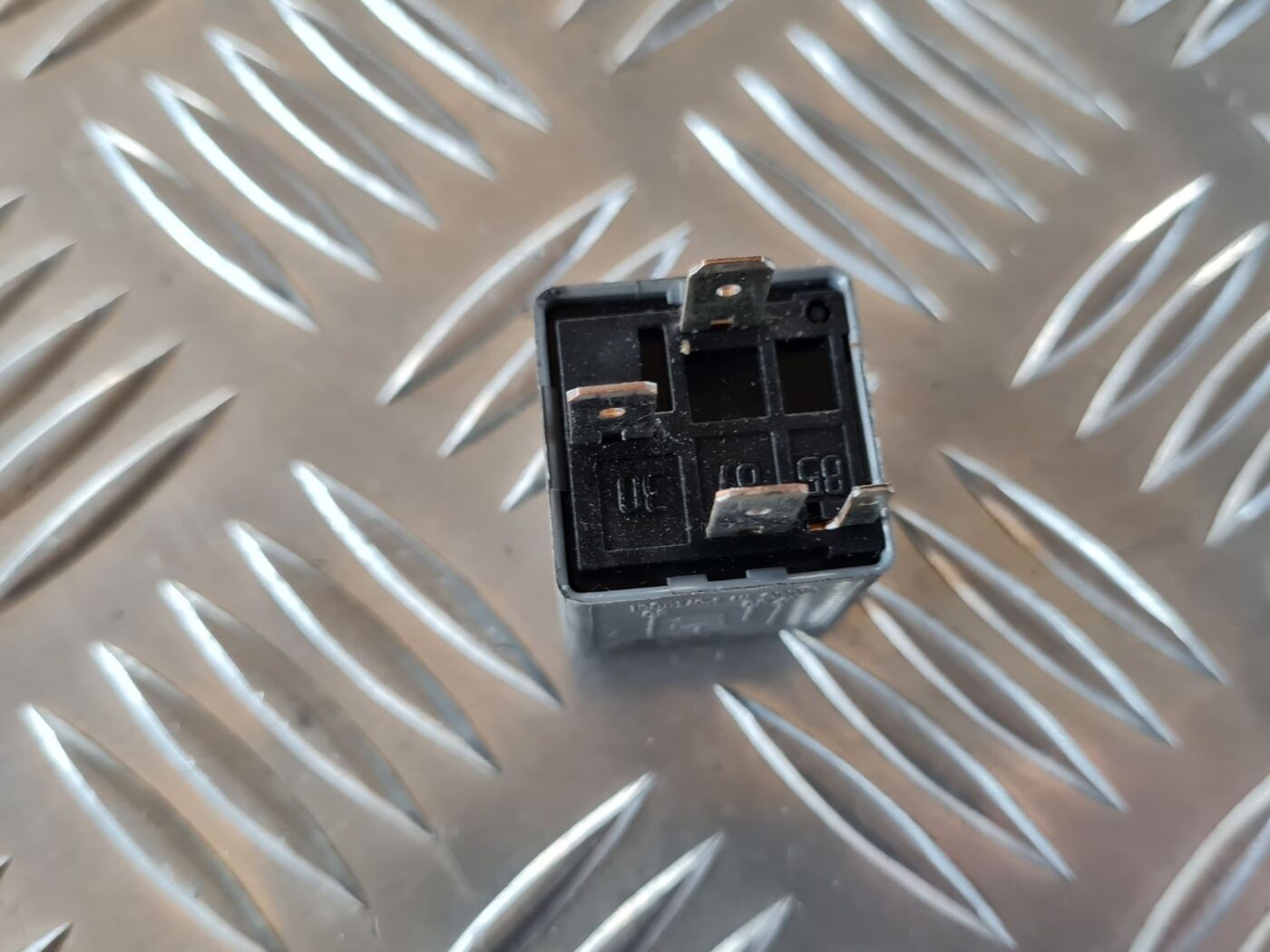 Drošinātāju releja priekš VW GOLF IV 1999 3 Drošinātāju releja priekš VW GOLF IV 1999