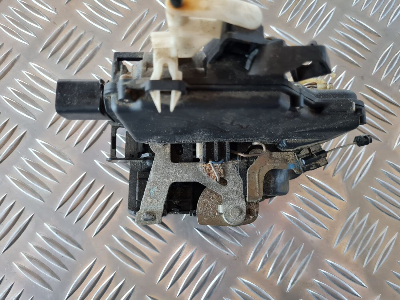 Aizmugurējo kreiso durvju slēdzene priekš VW GOLF IV 1999 6 Aizmugurējo kreiso durvju slēdzene priekš VW GOLF IV 1999