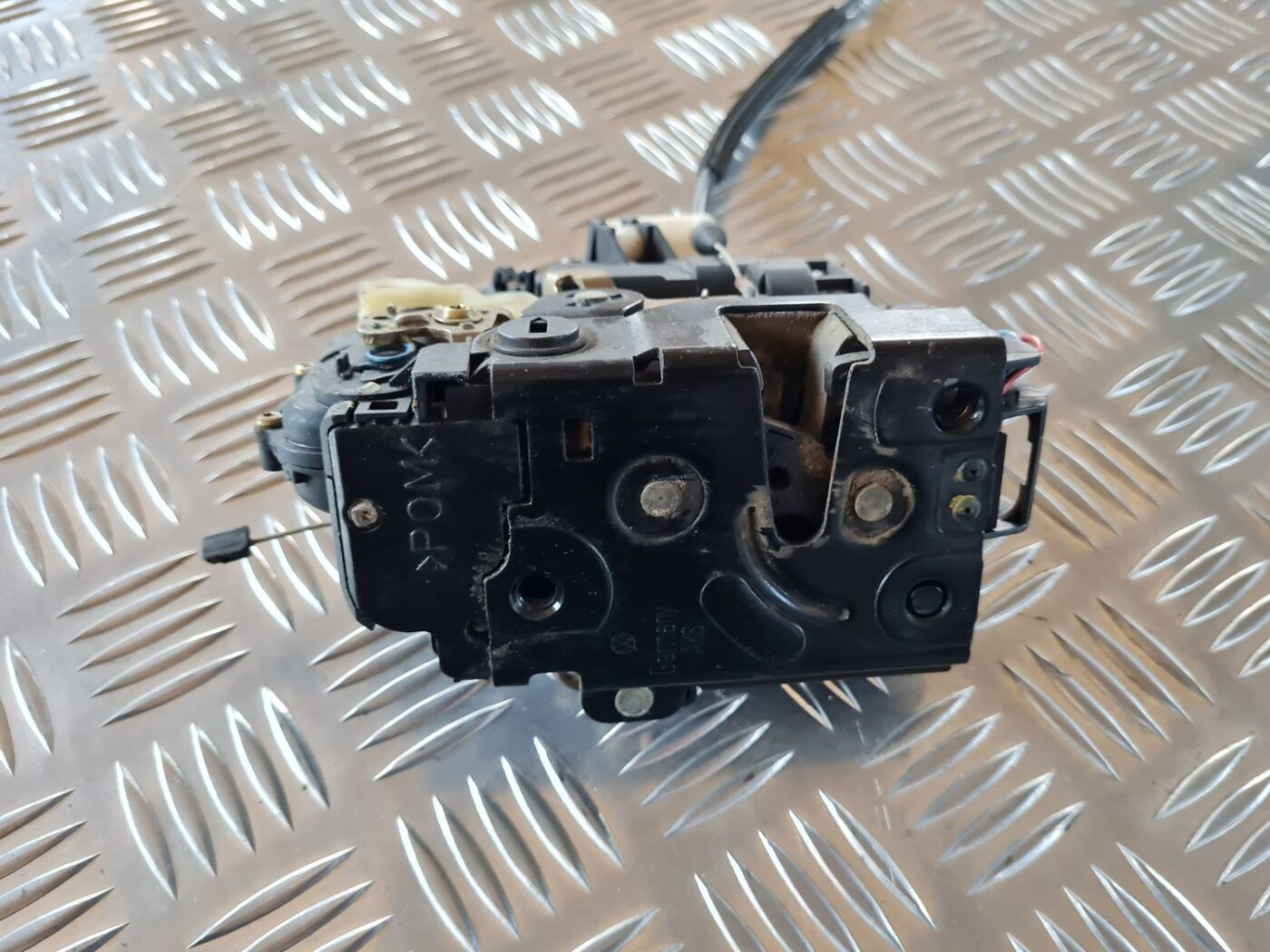 Aizmugurējo kreiso durvju slēdzene priekš VW GOLF IV 1999 5 Aizmugurējo kreiso durvju slēdzene priekš VW GOLF IV 1999