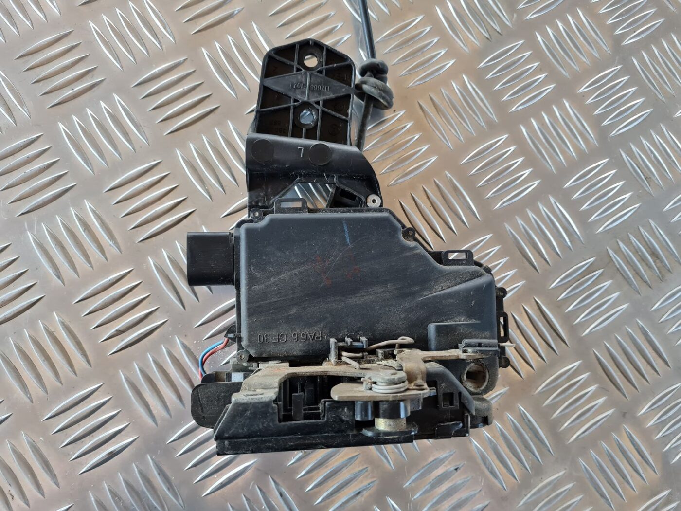 Priekšējo kreiso durvju slēdzene priekš VW GOLF IV 1999 2 Priekšējo kreiso durvju slēdzene priekš VW GOLF IV 1999