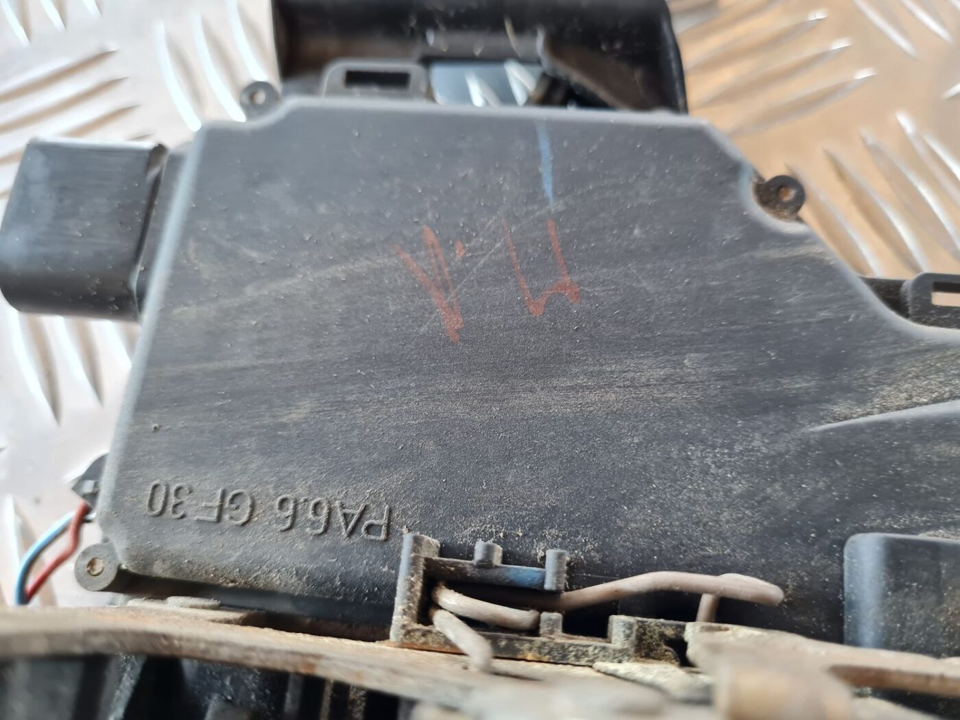 Priekšējo kreiso durvju slēdzene priekš VW GOLF IV 1999 8 Priekšējo kreiso durvju slēdzene priekš VW GOLF IV 1999