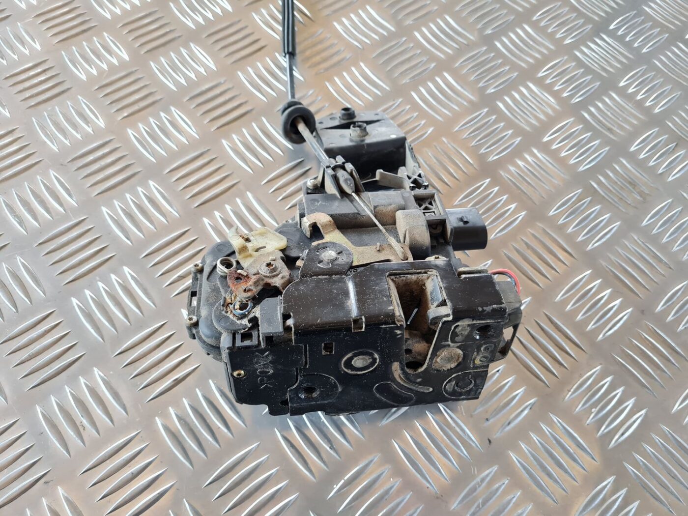 Priekšējo kreiso durvju slēdzene priekš VW GOLF IV 1999 6 Priekšējo kreiso durvju slēdzene priekš VW GOLF IV 1999