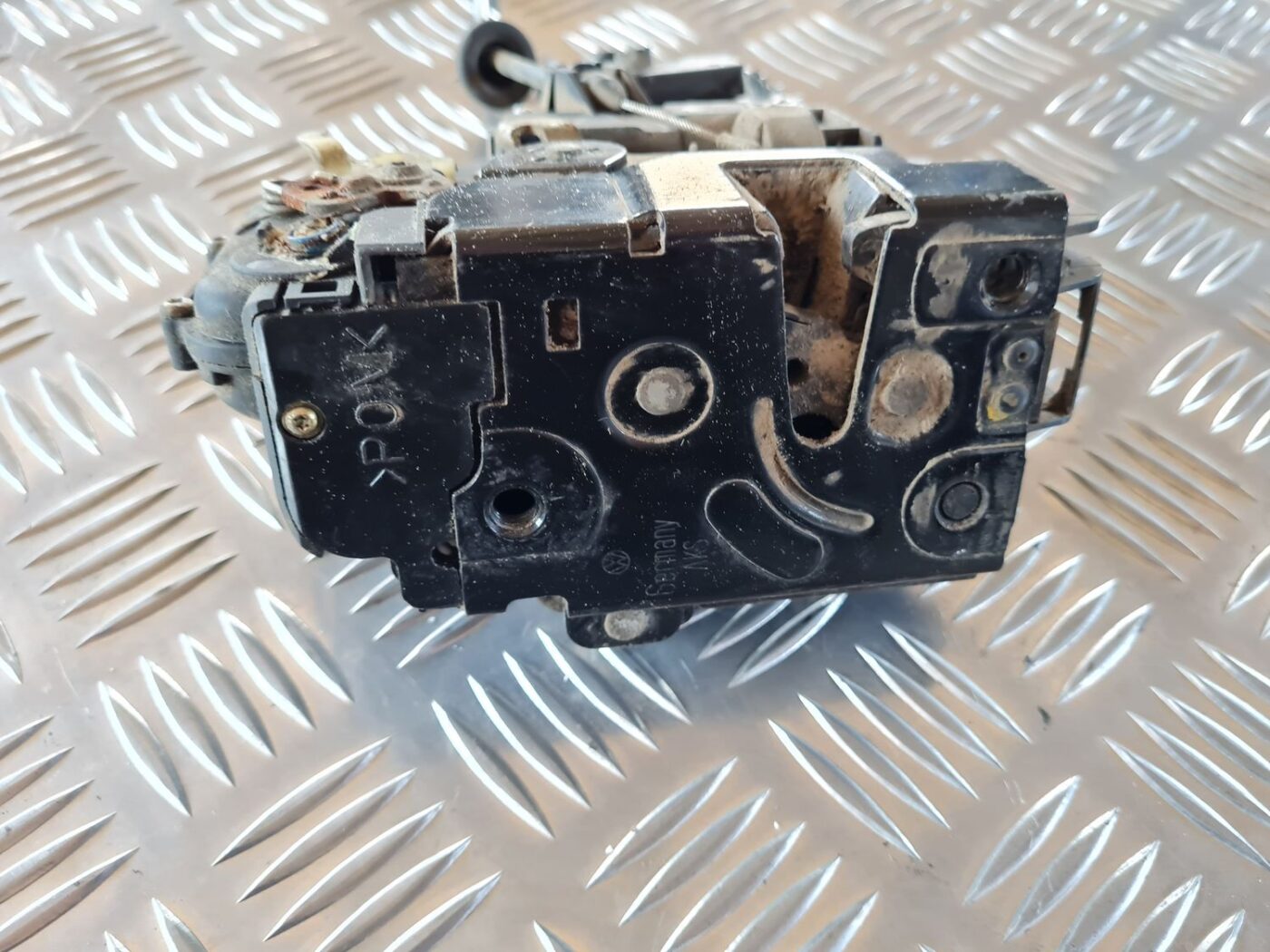 Priekšējo kreiso durvju slēdzene priekš VW GOLF IV 1999 5 Priekšējo kreiso durvju slēdzene priekš VW GOLF IV 1999