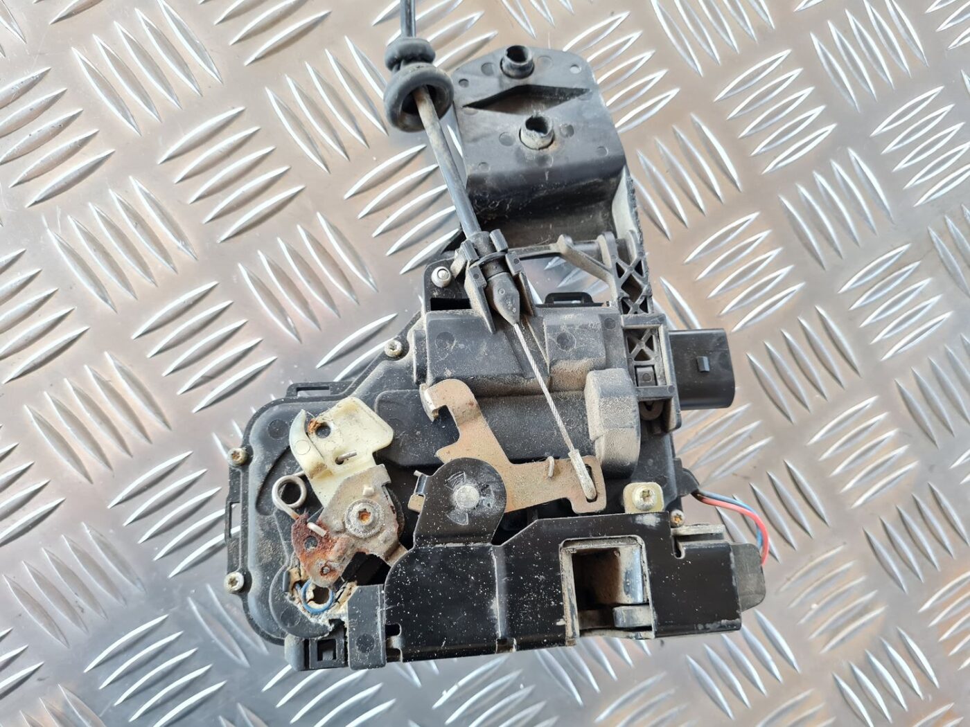 Priekšējo kreiso durvju slēdzene priekš VW GOLF IV 1999 4 Priekšējo kreiso durvju slēdzene priekš VW GOLF IV 1999