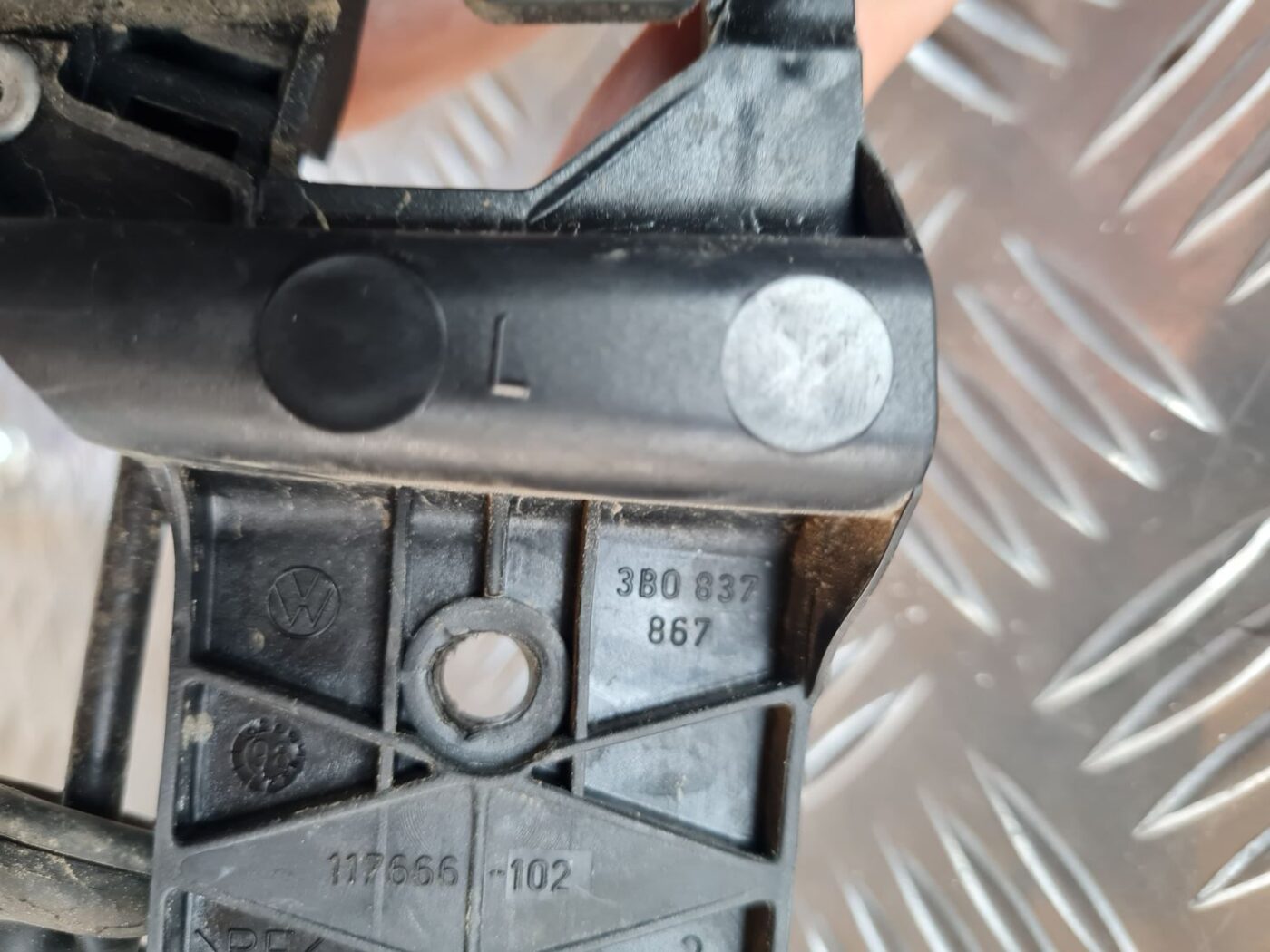 Priekšējo kreiso durvju slēdzene priekš VW GOLF IV 1999 3 Priekšējo kreiso durvju slēdzene priekš VW GOLF IV 1999