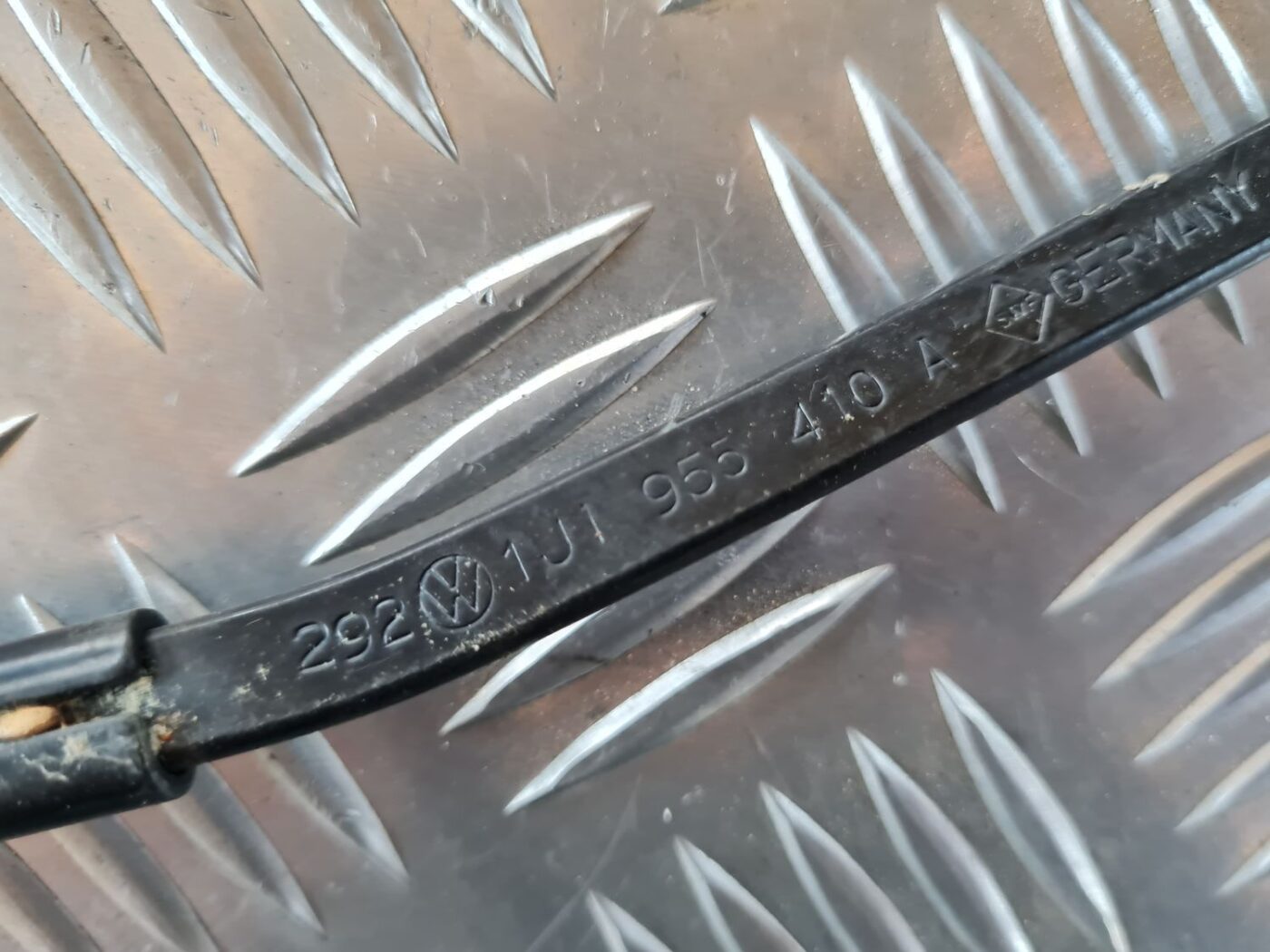 Vējstikla slotu turētāju komplekts priekš VW GOLF IV 1999 4 Vējstikla slotu turētāju komplekts priekš VW GOLF IV 1999