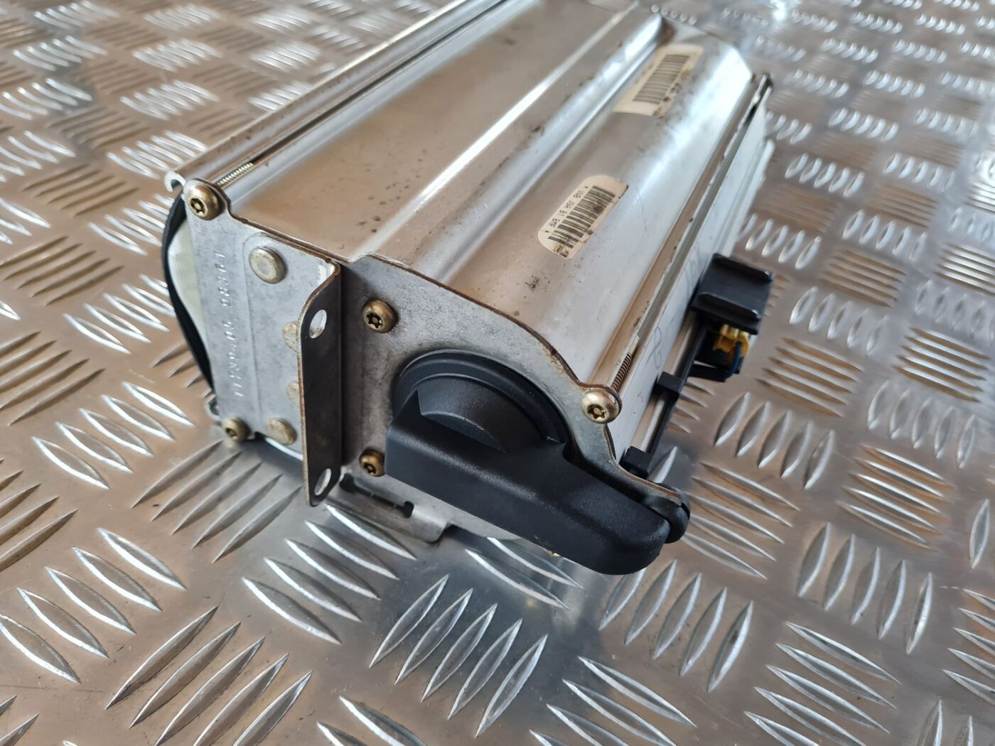 Mērinstrumentu paneļa drošības spilvens priekš VW GOLF IV 1999 3 Mērinstrumentu paneļa drošības spilvens priekš VW GOLF IV 1999