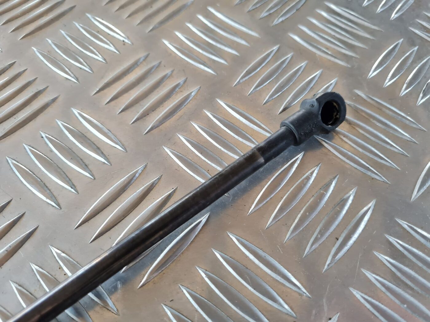 Pārsega amortizators priekš VW GOLF IV 1999 6 Pārsega amortizators priekš VW GOLF IV 1999