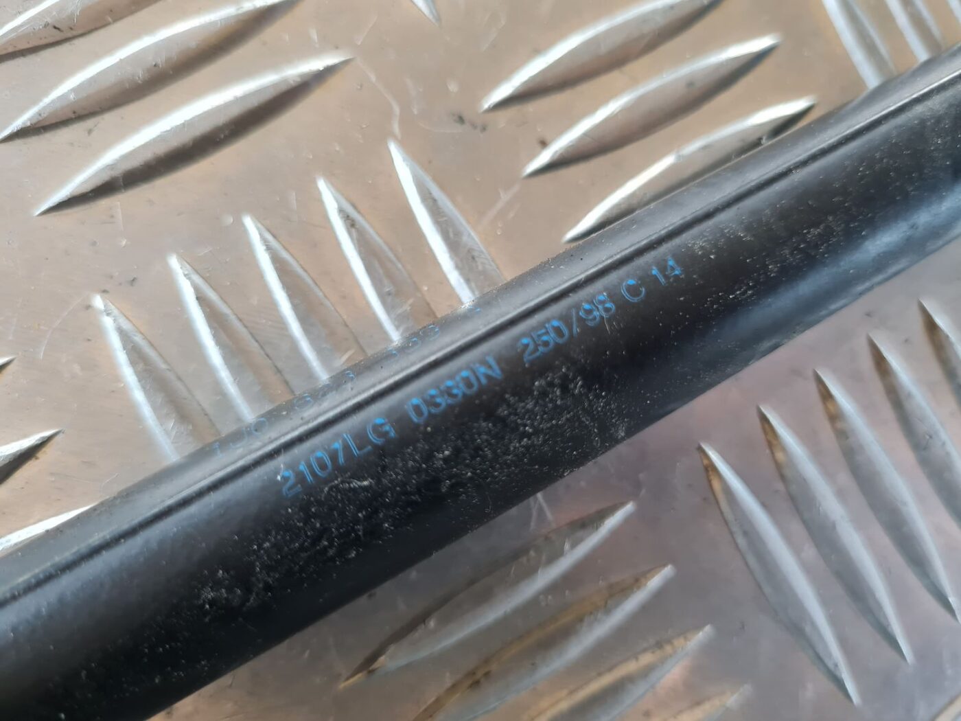 Pārsega amortizators priekš VW GOLF IV 1999 5 Pārsega amortizators priekš VW GOLF IV 1999