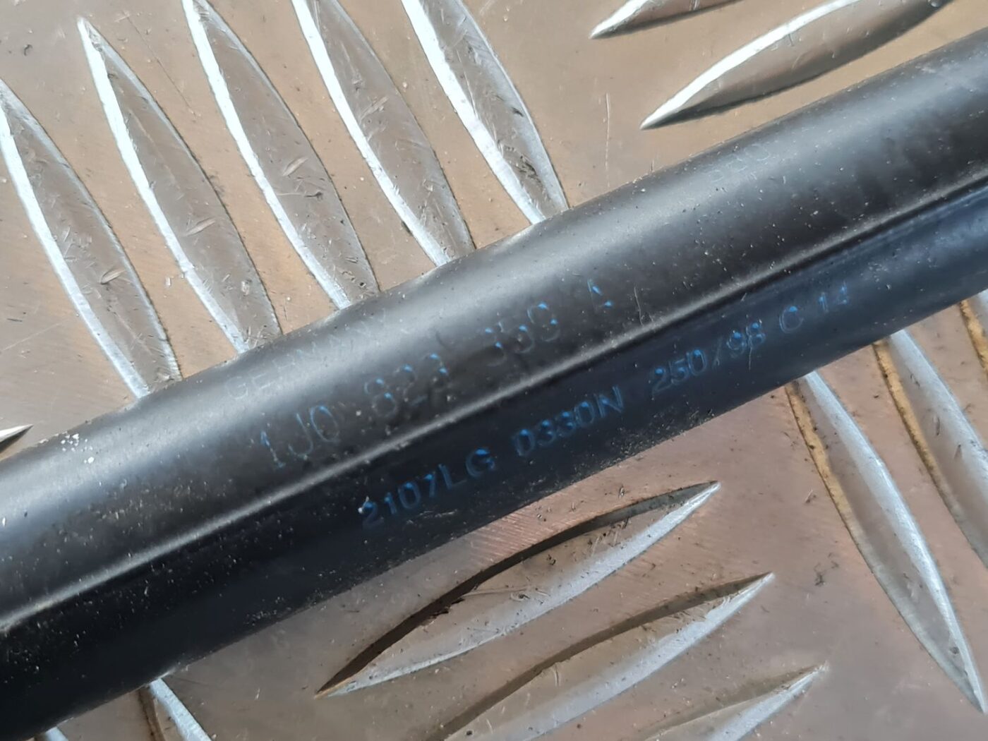 Pārsega amortizators priekš VW GOLF IV 1999 4 Pārsega amortizators priekš VW GOLF IV 1999