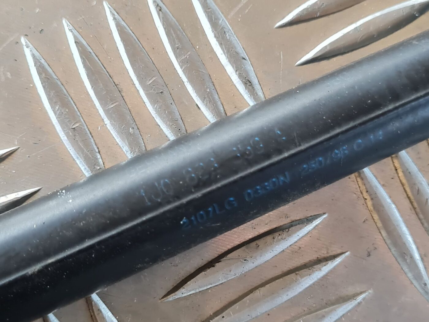 Pārsega amortizators priekš VW GOLF IV 1999 3 Pārsega amortizators priekš VW GOLF IV 1999