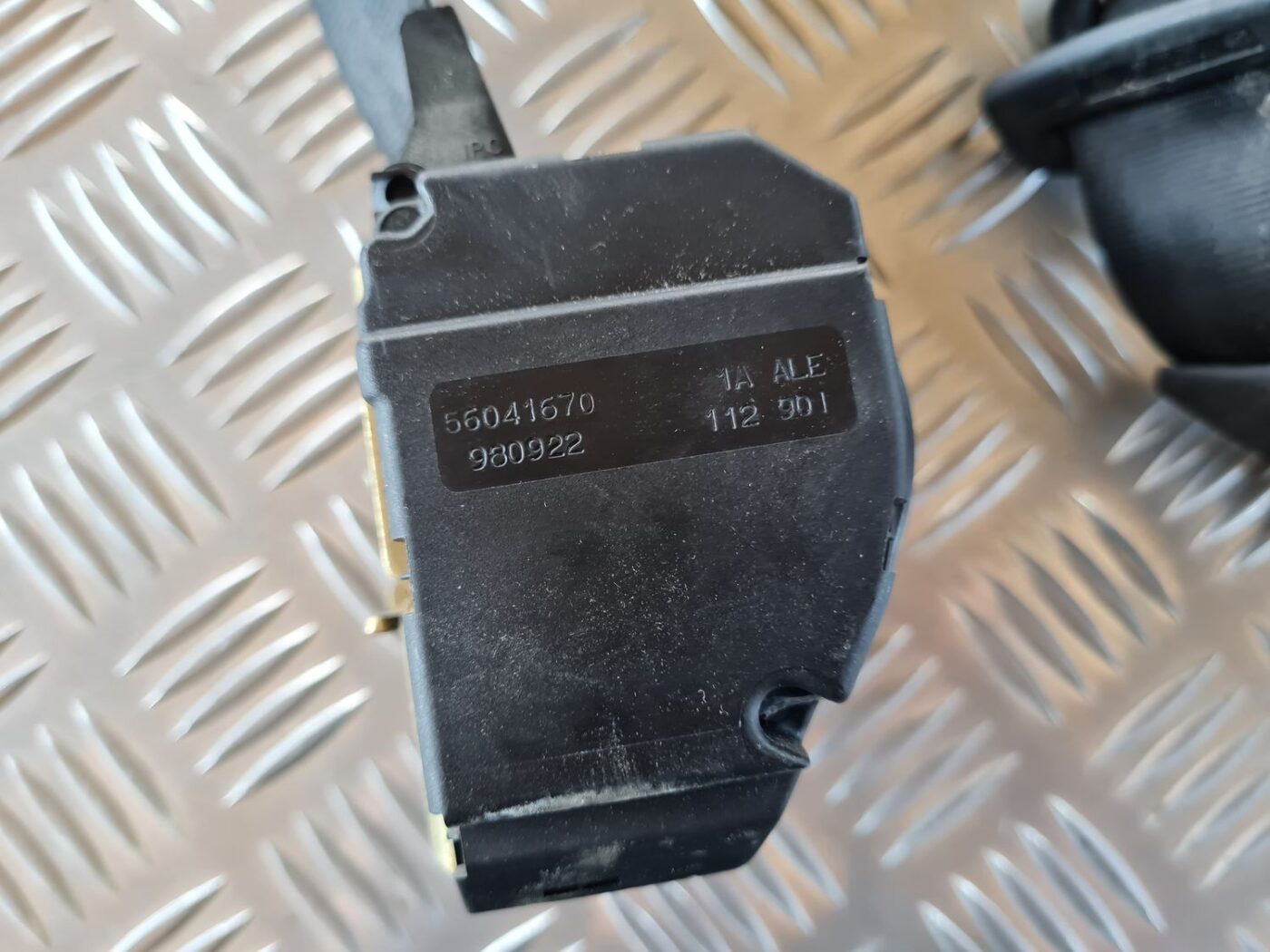 Aizmugurējā kreisa drošības josta priekš VW GOLF IV 1999 2 Aizmugurējā kreisa drošības josta priekš VW GOLF IV 1999