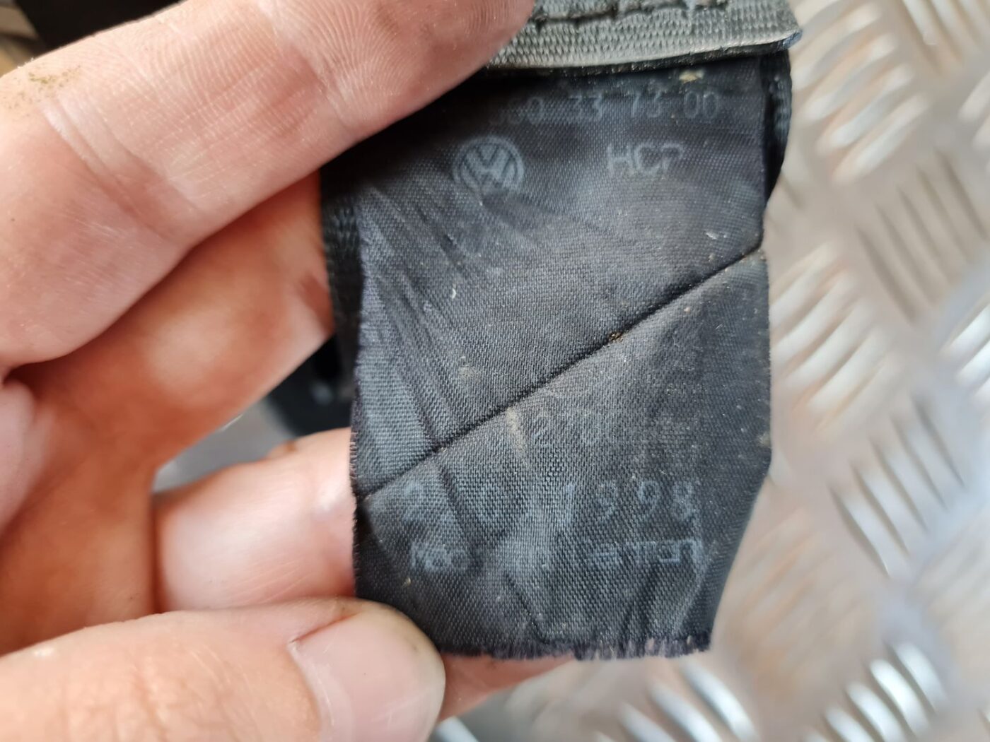 Aizmugurējā kreisa drošības josta priekš VW GOLF IV 1999 3 Aizmugurējā kreisa drošības josta priekš VW GOLF IV 1999