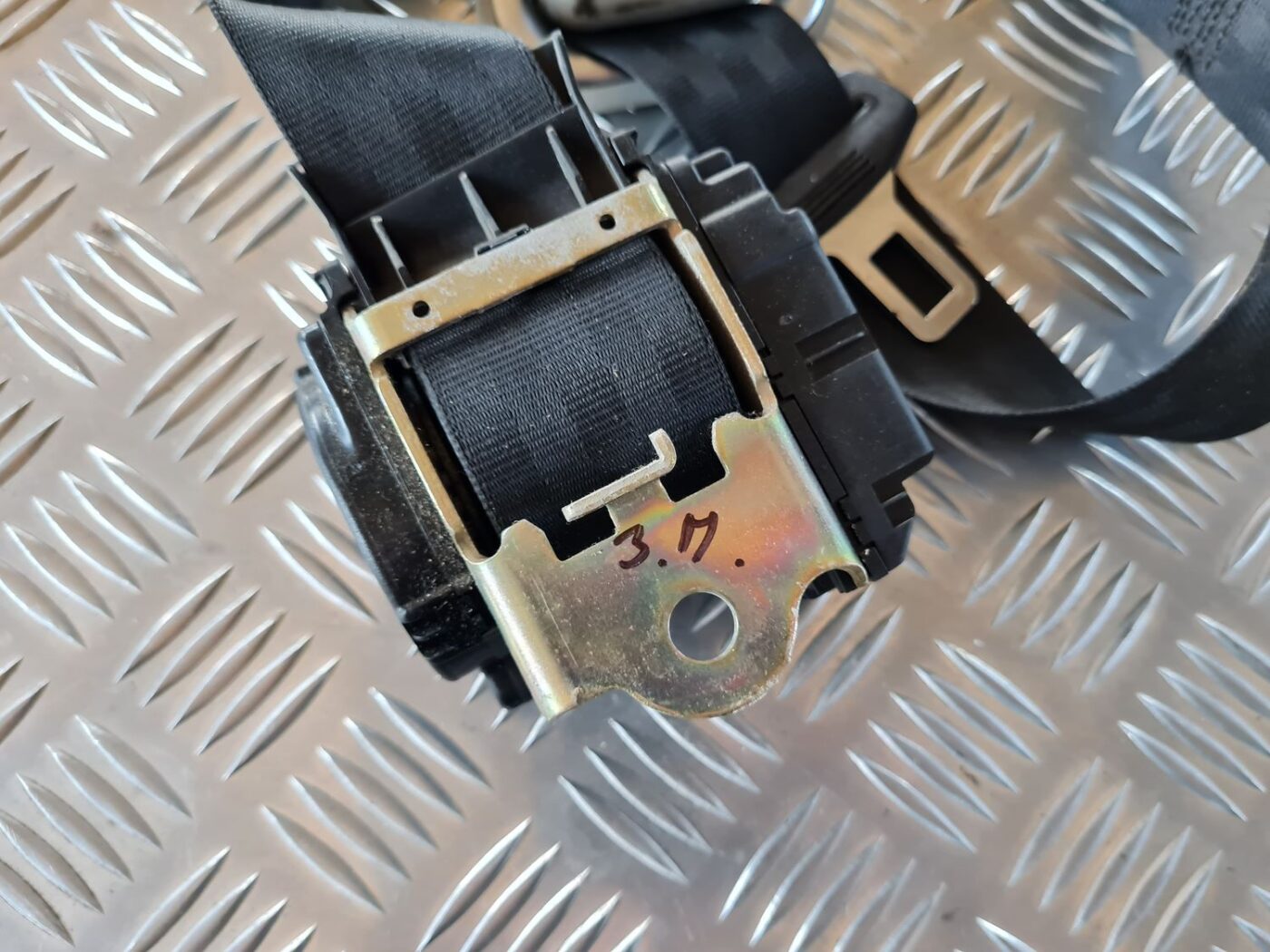 Aizmugurējā labā drošības josta priekš VW GOLF IV 1999 4 Aizmugurējā labā drošības josta priekš VW GOLF IV 1999