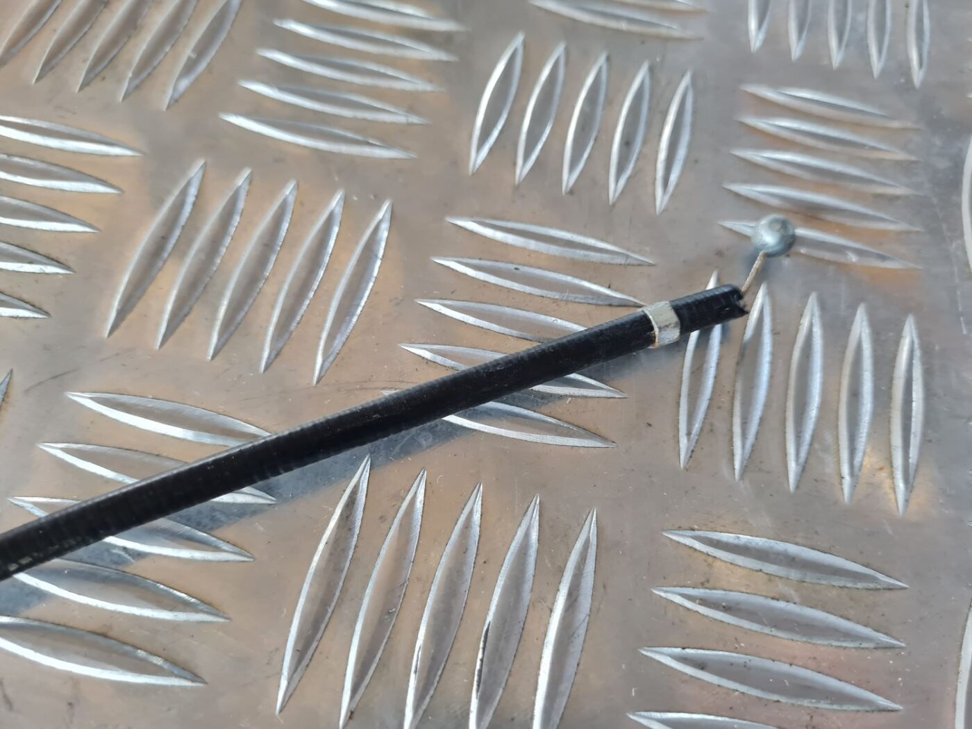 Pārsega slēdzenes trose priekš VW GOLF IV 1999 4 Pārsega slēdzenes trose priekš VW GOLF IV 1999