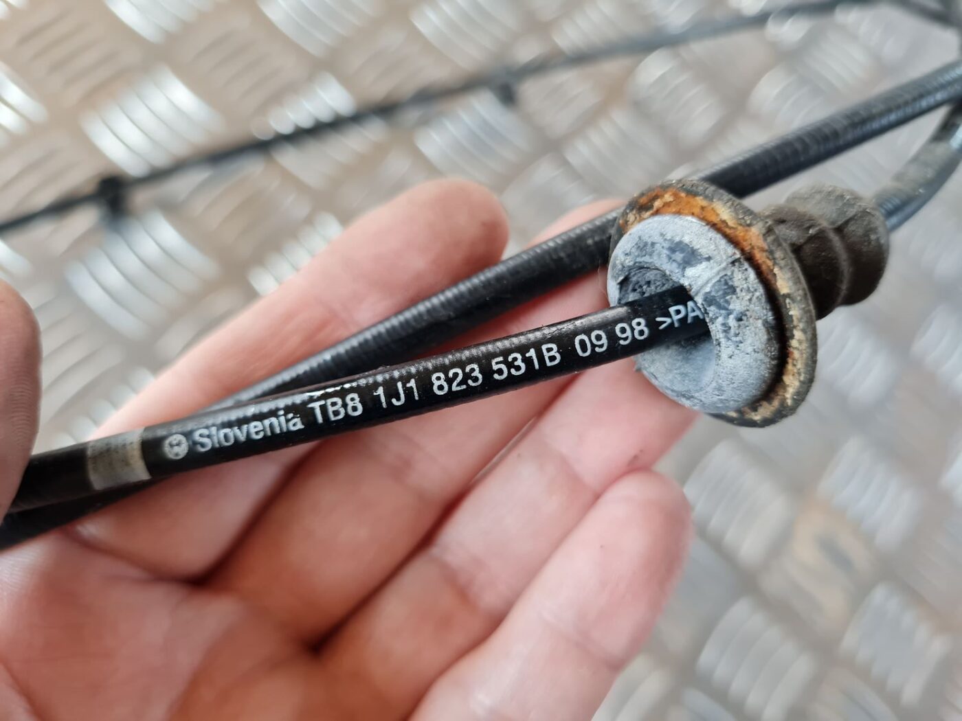 Pārsega slēdzenes trose priekš VW GOLF IV 1999 3 Pārsega slēdzenes trose priekš VW GOLF IV 1999